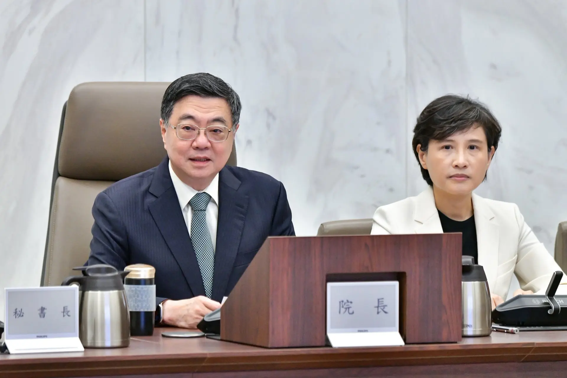 行政院長卓榮泰上午在行政院院會聽取國防部「漢光42號演習╳城鎮韌性演習」報告。行政院提供