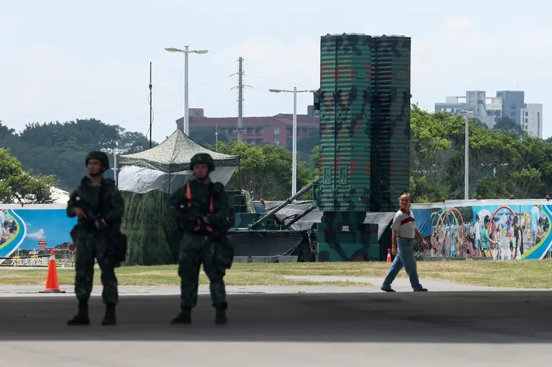 國軍漢光42號實兵演習6日進入第2天,國軍天弓防空飛彈車進行機動性防空部署,進駐北市河濱公園戰術位置,大型飛彈車出現吸引民眾注目。中央社