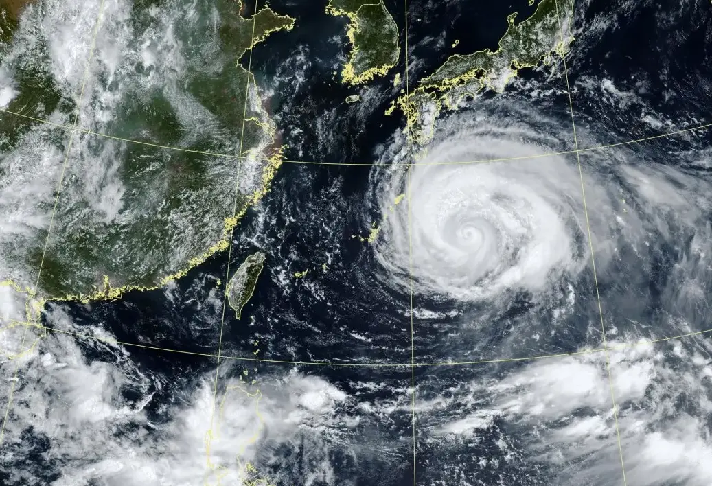 中颱「白海豚」移速減慢，且路徑不確定性增大。氣象專家吳德榮指出，對台威脅與否取決北轉角度。翻攝中央氣象署
