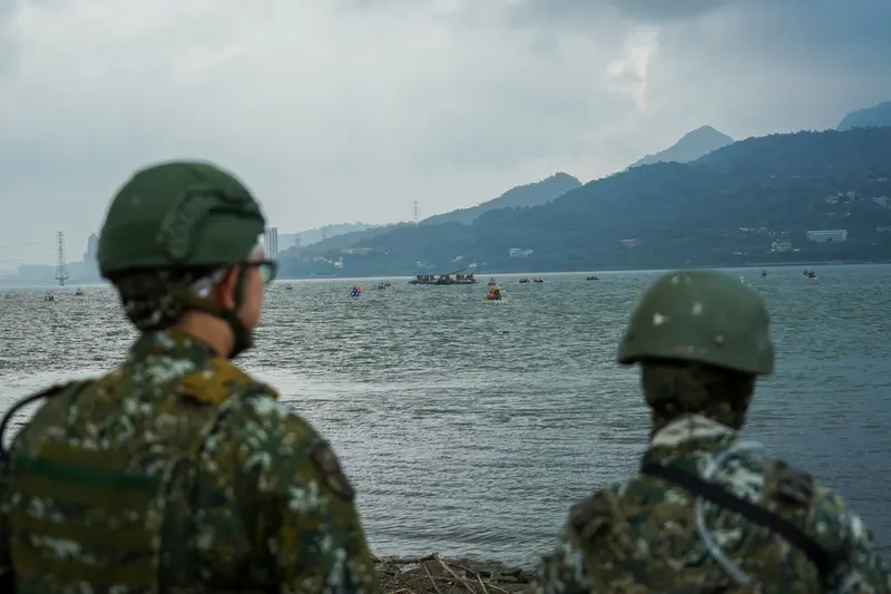 漢光42號實兵演習進入第3天,7日上午陸軍53工兵群執行「淡水河道阻絕設置」科目,以M3浮橋車與突擊舟在河道設置阻絕設施。圖為國軍在岸邊觀看操演情形。中央社