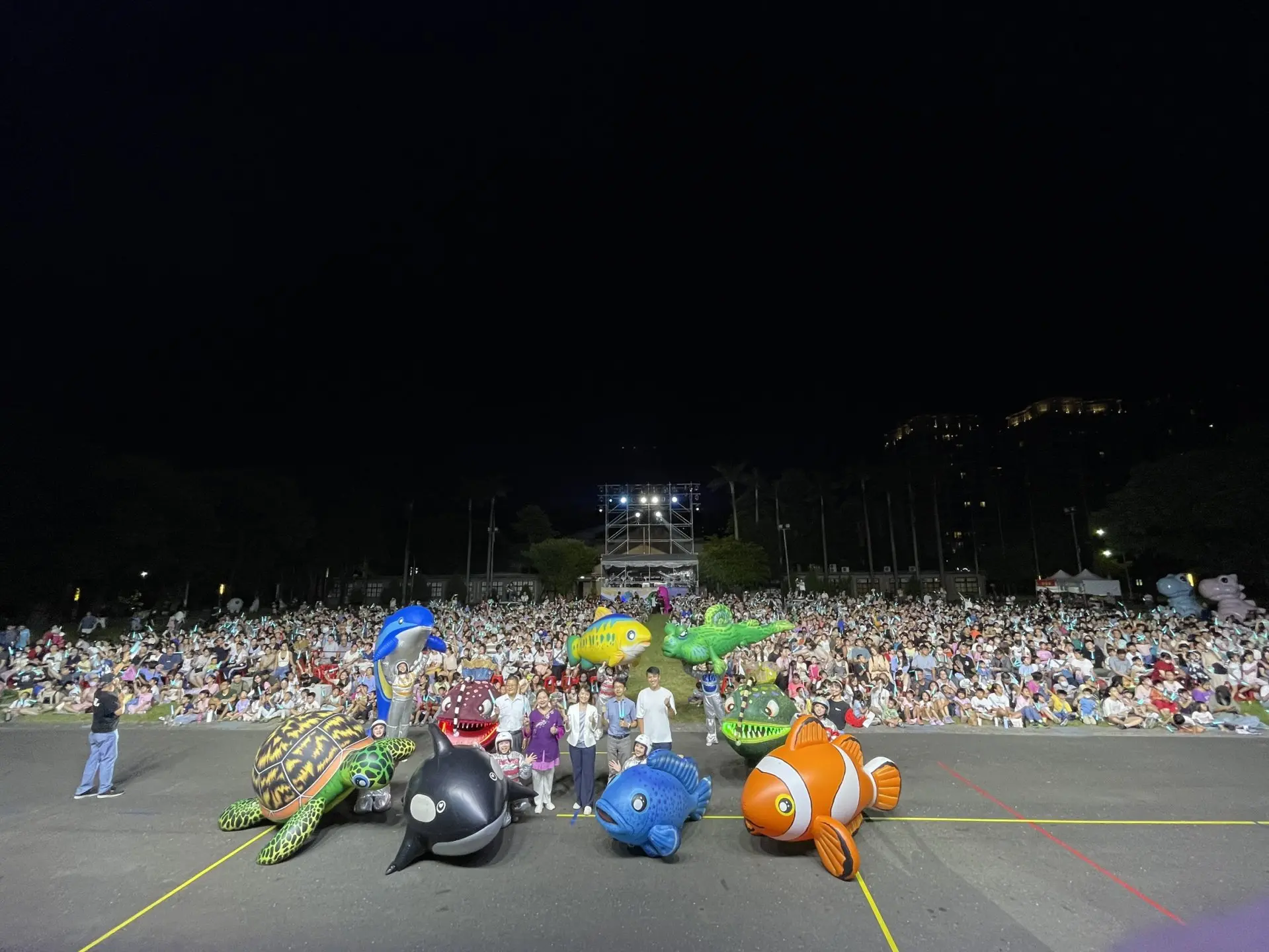 《燈怪》7日晚間在新北板橋進行首場演出,吸引超過4000名觀眾到場支持。紙風車劇團提供