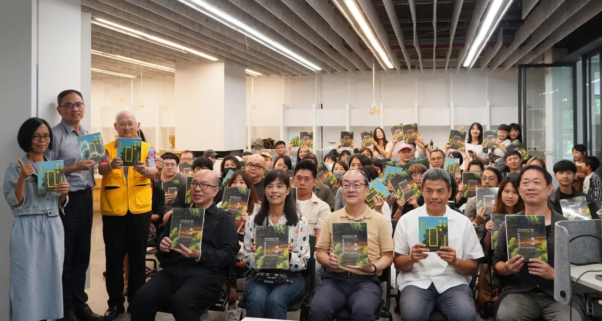 座談會後大合照，現場多位產官學界人士人手一冊新書，見證竹產業跨界交流的成果。黎光棣攝