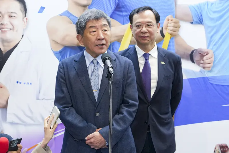 慈濟基金會在COVID-19疫情期間採購BNT疫苗,遭詐騙逾新台幣10億元。行政院政務委員陳時中(左)7日在台北受訪表示,當初做出不實指控者應向社會道歉;衛福部長石崇良(右)則說,過多的政治語言,是對政策推動的最大障礙。中央社