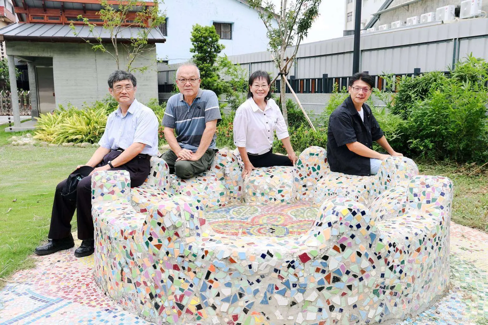 園區內的「泡腳池2.0」藝術裝置，運用七彩馬賽克拼貼工藝與植栽造景，提供民眾具在地及國際文化多樣性底蘊的空間體驗。雲林縣政府提供