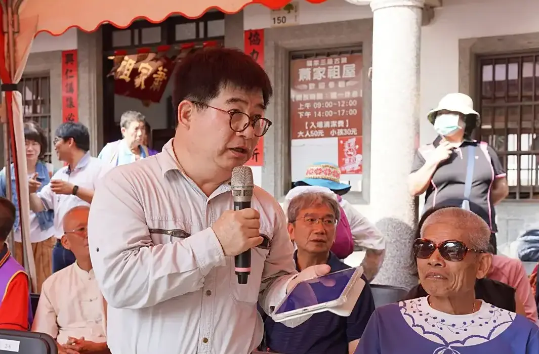 客傳會董事長宋廷棟提出古砲名稱，與1853年林恭事件中的火砲關聯。廖文琪攝