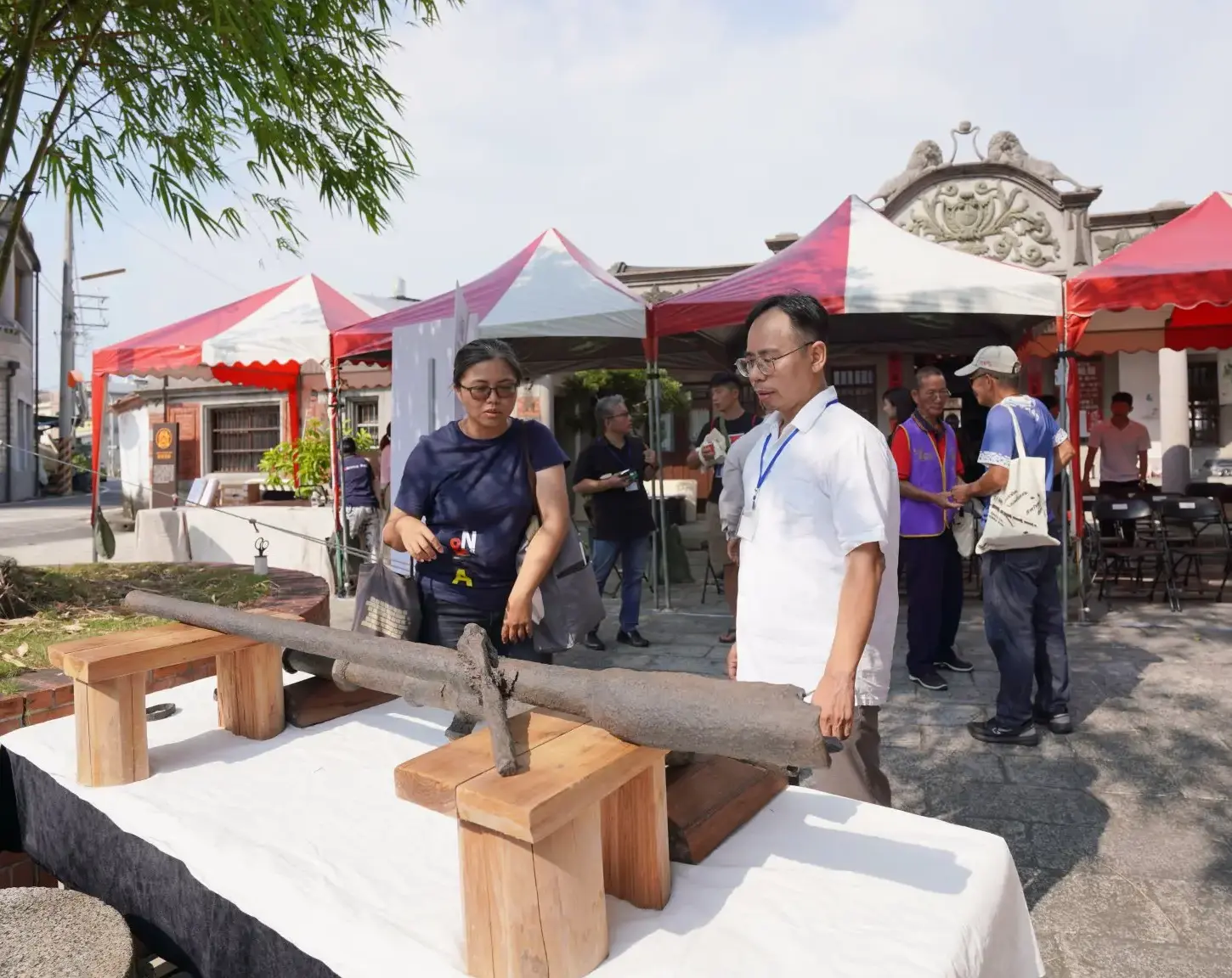 台灣藝術大學教授邵慶旺說明古砲的檢測、材質分析。廖文琪攝