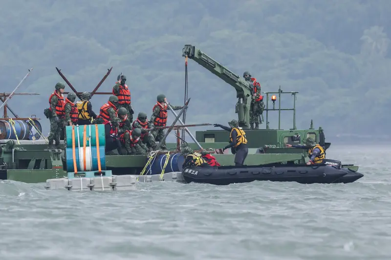 漢光42號實兵演習7日進入第3天,上午陸軍53工兵群在新北淡水執行「淡水河道阻絕設置」科目,工兵搭乘M3浮橋車與突擊舟,在河道放置鋼刺蝟阻絕設施。中央社