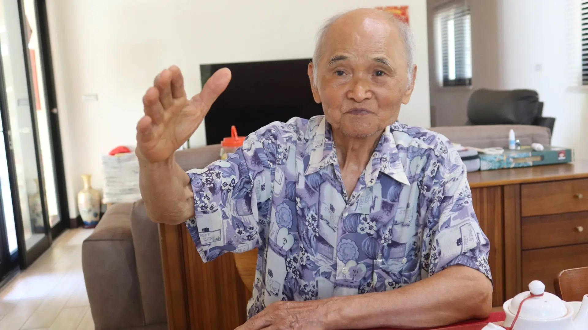 邱應炎不僅是植樹達人，也投資多種股票，他說上午他常關心股市。何來美攝