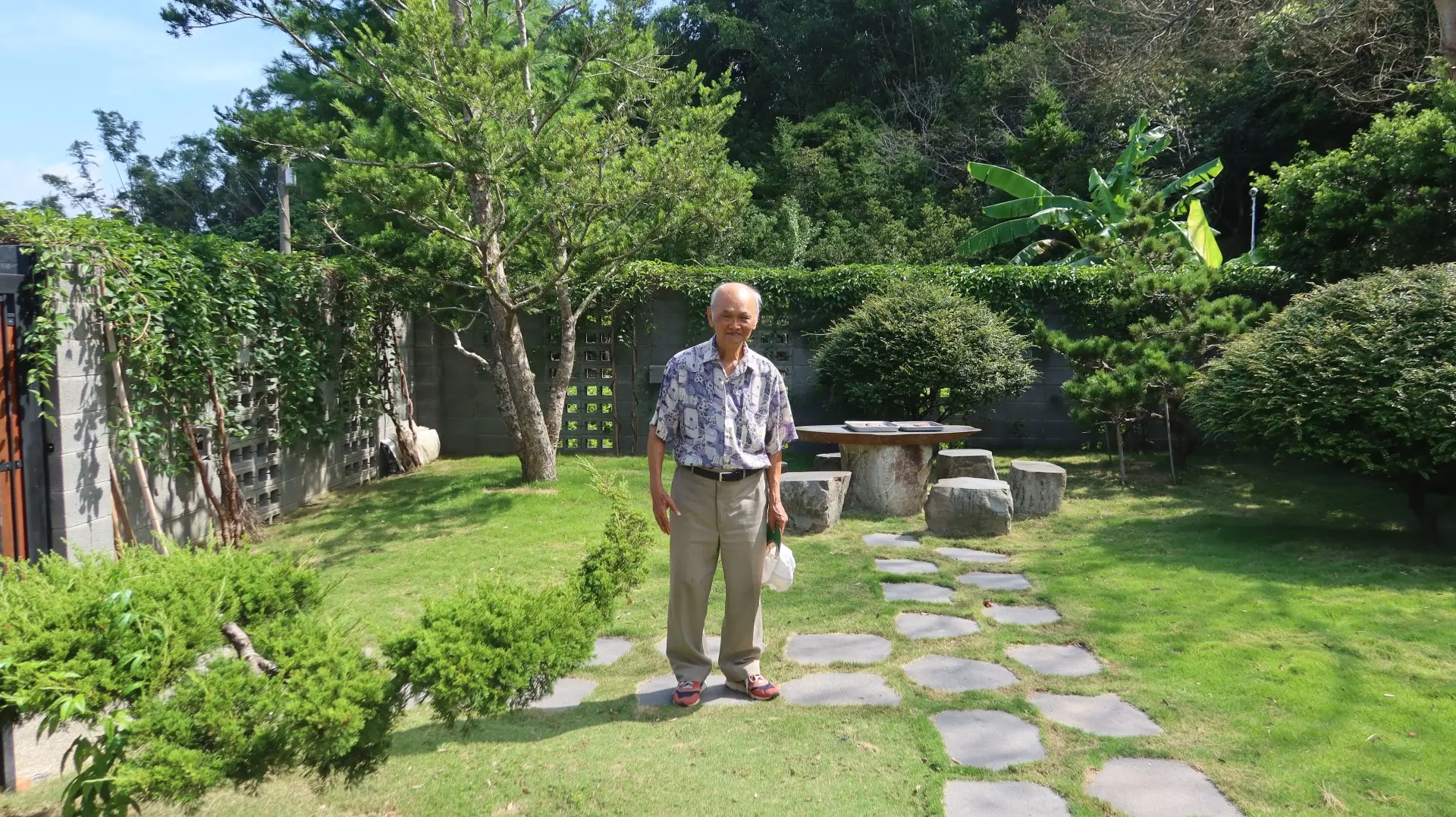 邱應炎住家庭院也是自己設計，種有真柏、紫檀、松樹……等植栽，非常雅緻。何來美攝