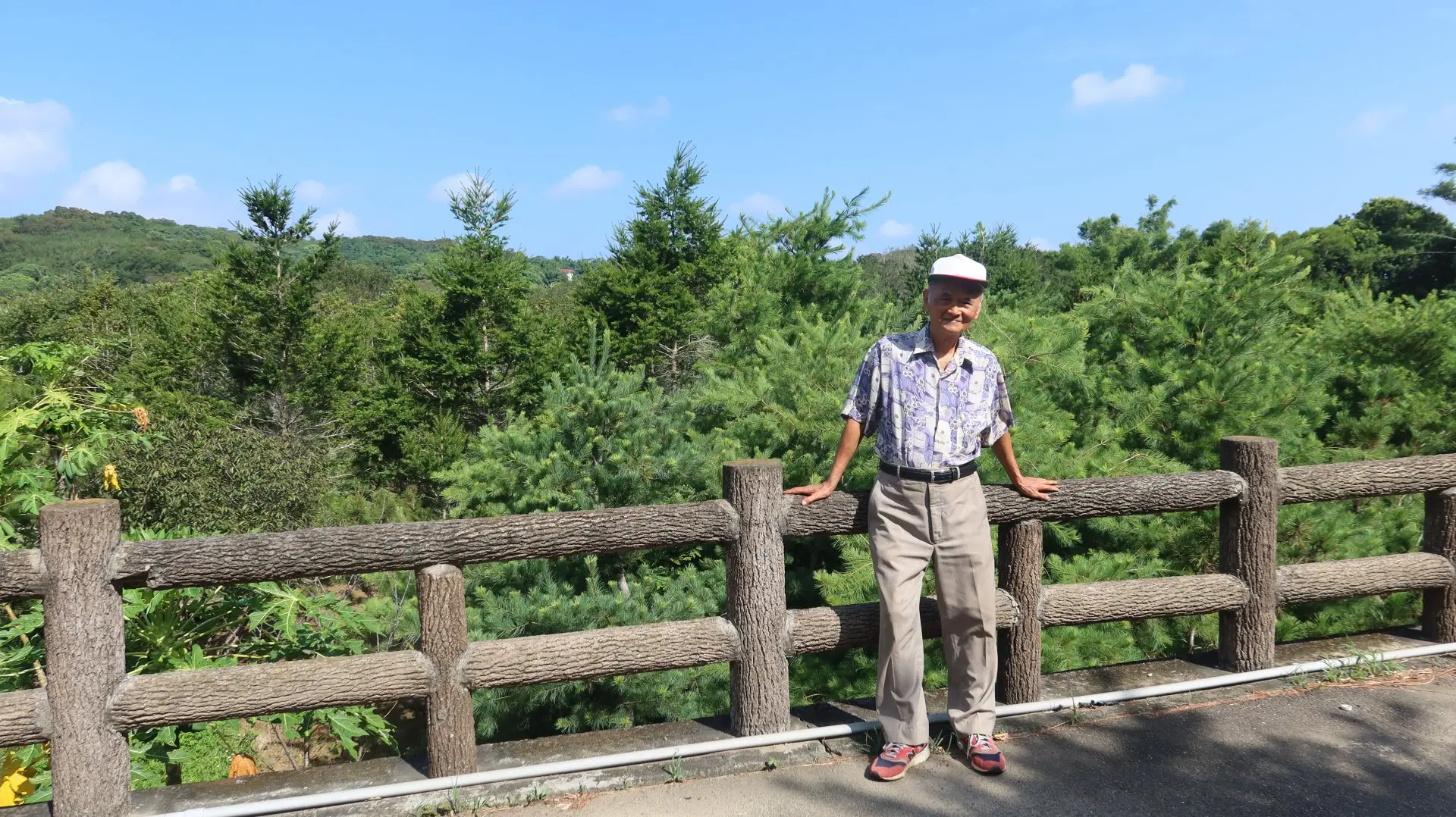 邱應炎的樹園在住家旁，佔地二甲多，是他的心血，他常倚欄怡然自得。何來美攝