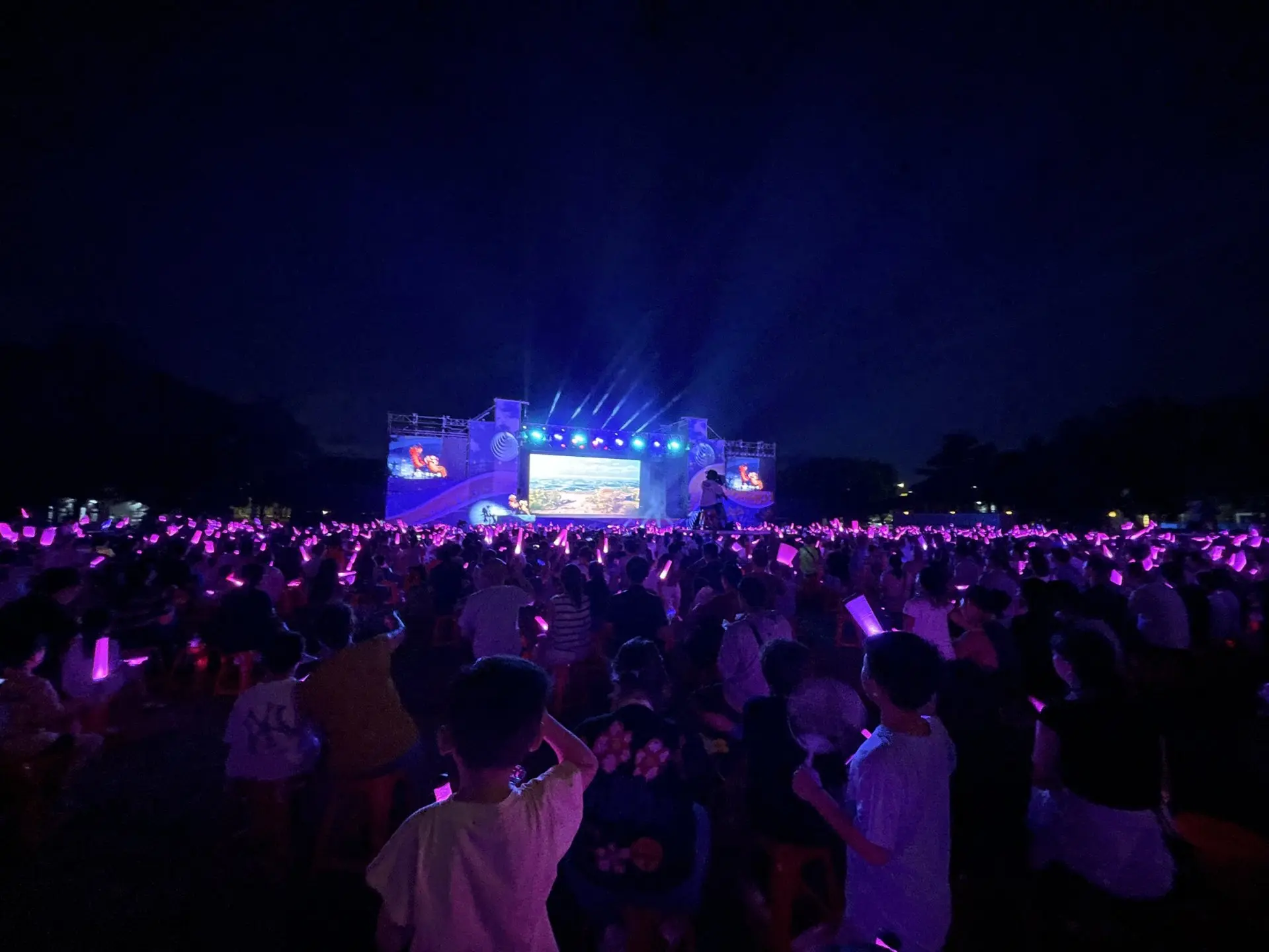 《燈怪》適逢父親節前後登台演出,現場彷彿兒童演唱會。紙風車劇團提供