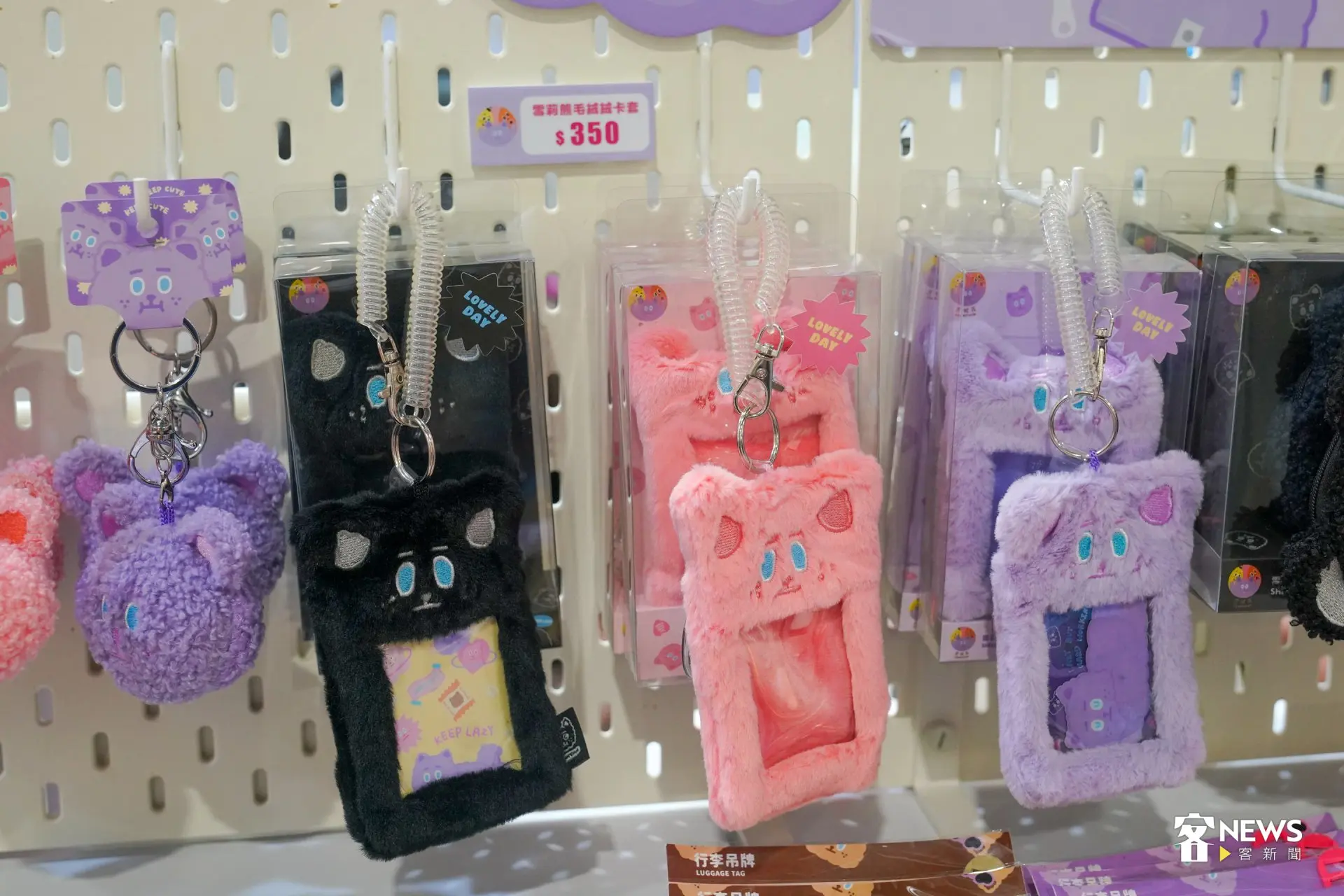 《客新聞》搶先直擊展區現場,怪可愛的少女系插畫家——煎尼花推出超多元卡套。洪藝晅攝
