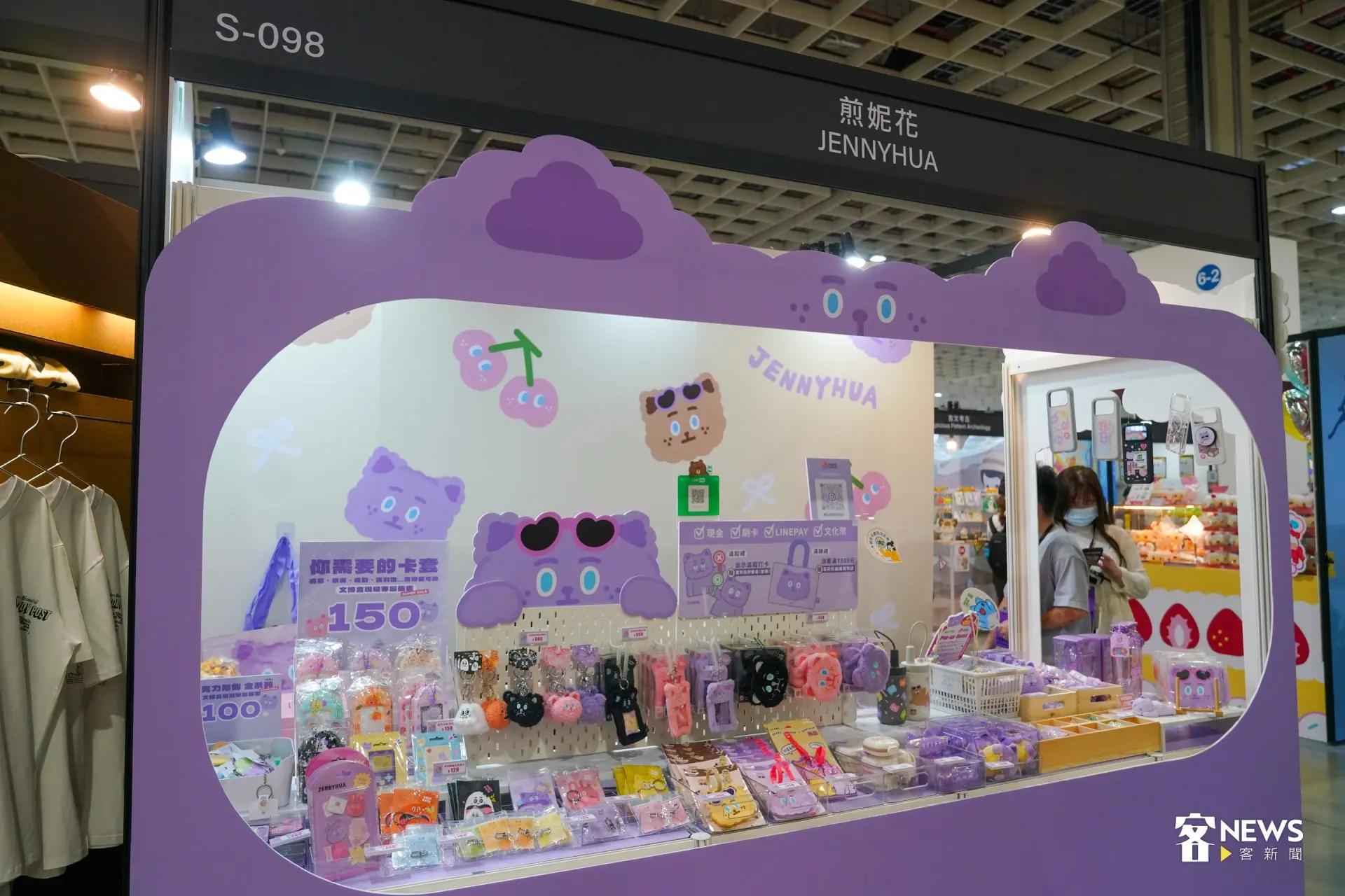 《客新聞》搶先直擊展區現場,怪可愛的少女系插畫家——煎尼花推出超多元卡套。洪藝晅攝