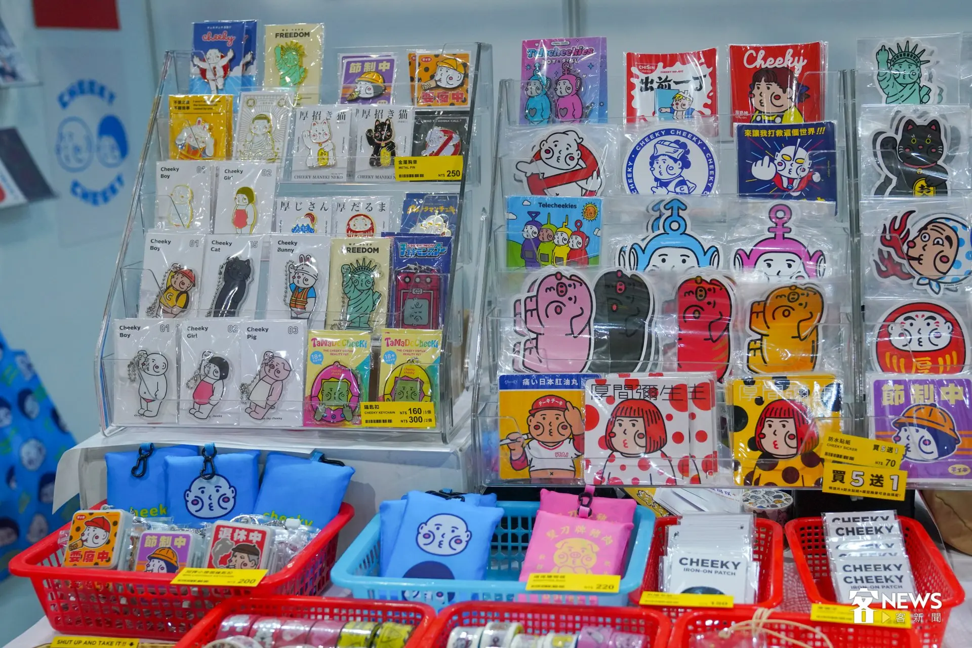 除了公仔以外，「厚面子」也販售許多逗趣的貼紙及小燈箱等文創品。洪藝晅攝