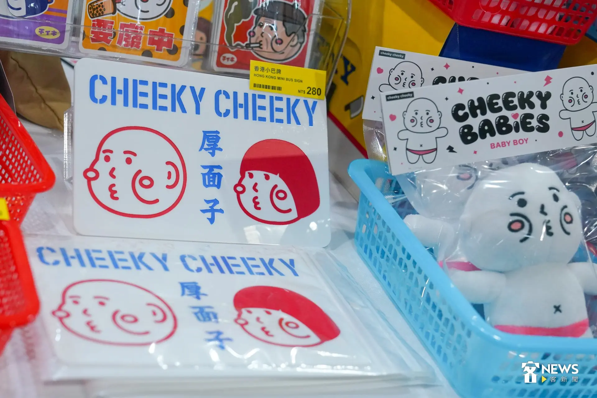「厚面子」以香港在地小巴牌為創作靈感，打造同色系的可愛Ｑ版牌。洪藝晅攝