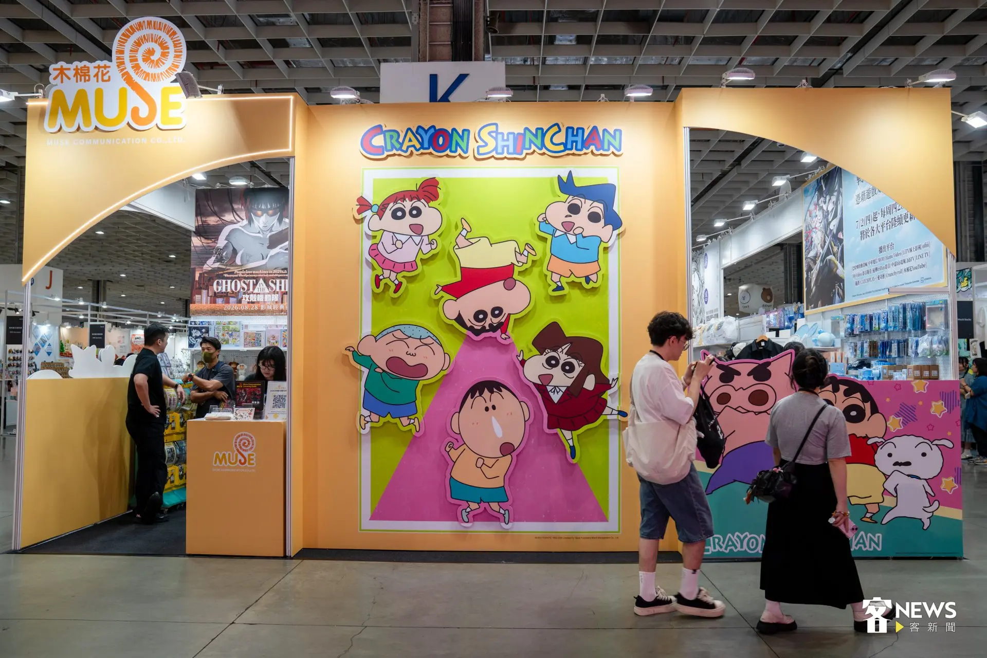 現正於南港展覽館1館展出的「2026台灣文博會」集結超過870家品牌、超過1200個攤位。圖為蠟筆小新IP商品。洪藝晅攝