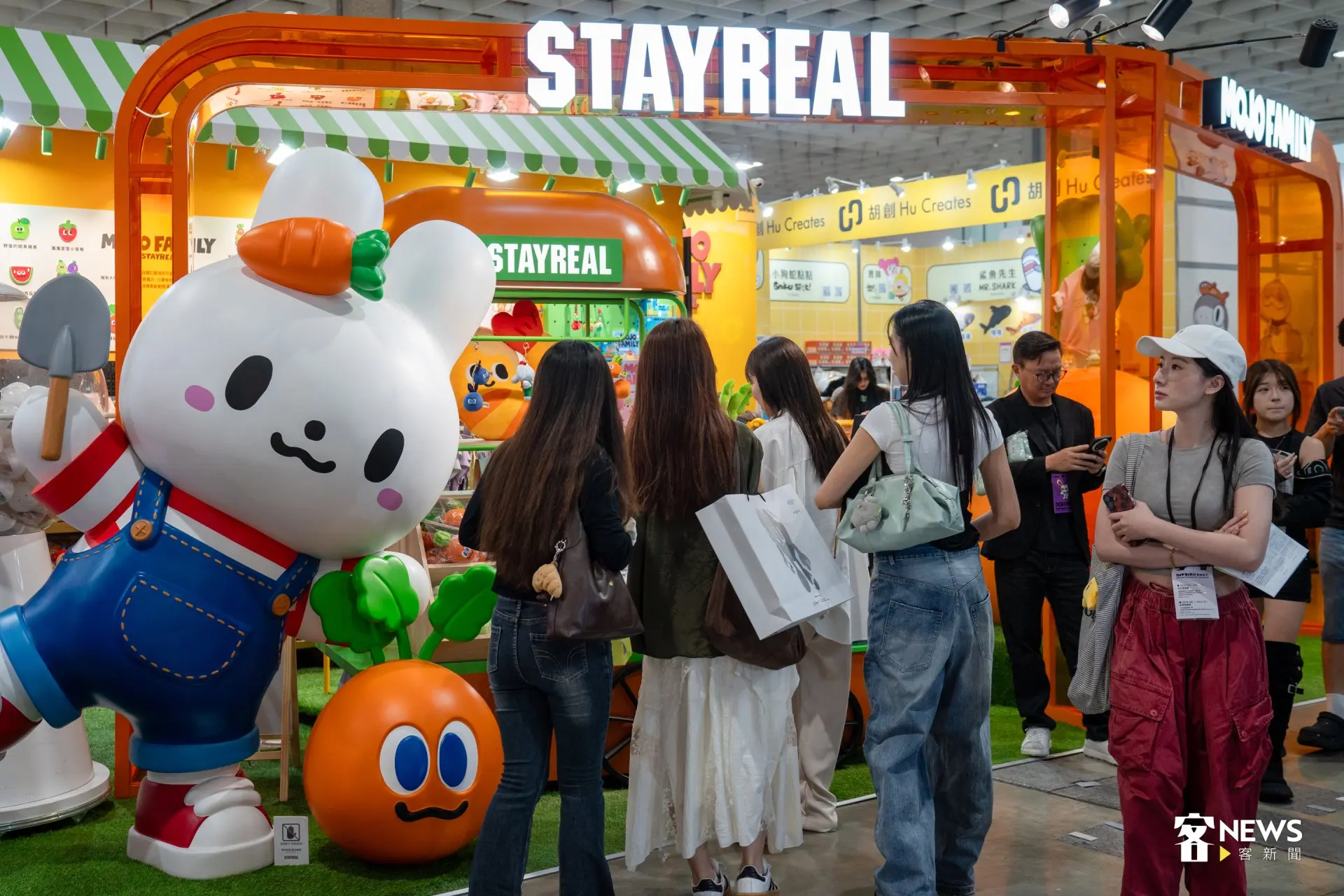 現正於南港展覽館1館展出的「2026台灣文博會」明（8）起將全面開放民眾入場，集結超過870家品牌、超過1200個攤位。圖為五月天阿信潮牌。簡琬真攝