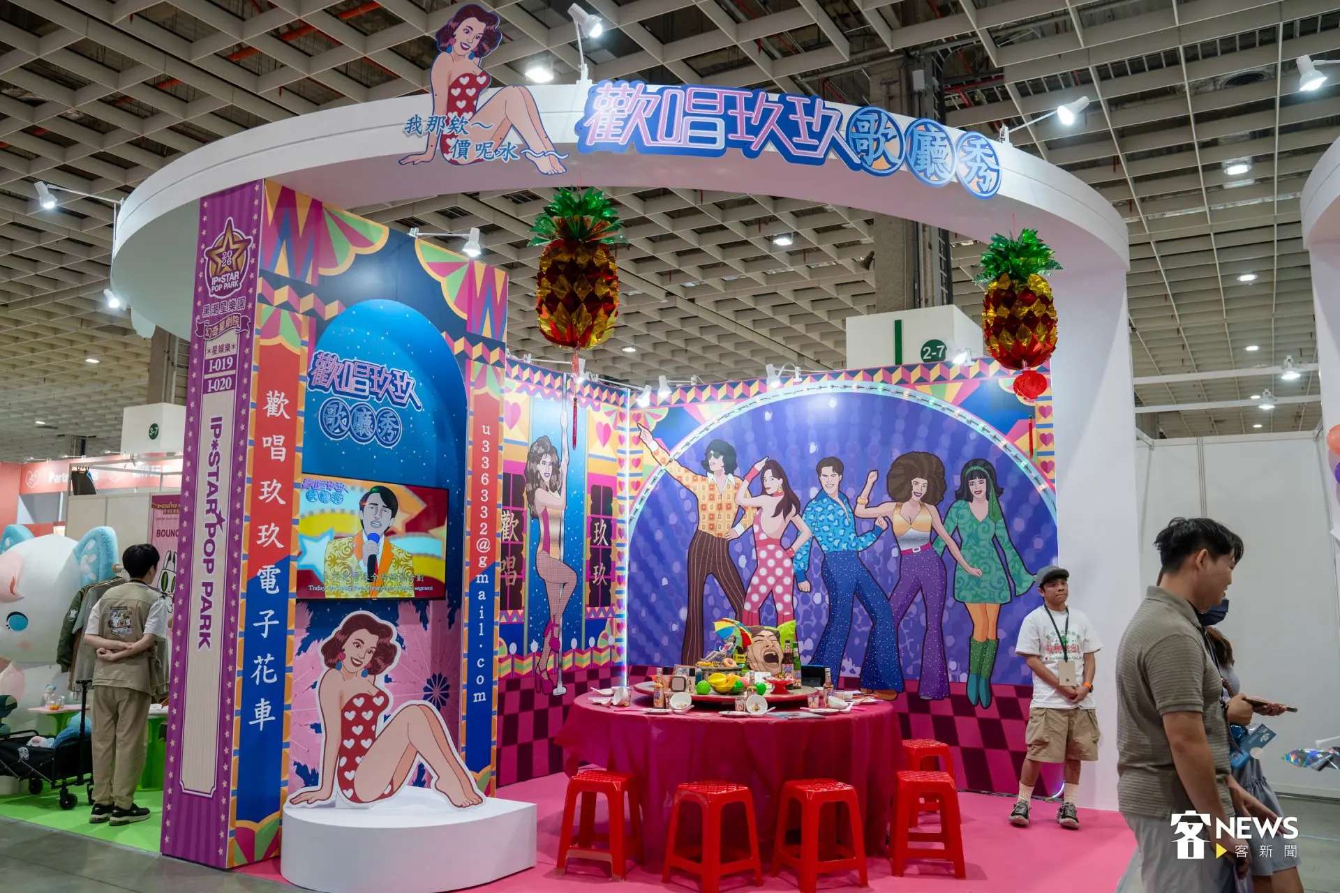 「黑潮星樂園展區」的人氣IP歡唱玖玖歌廳秀，直接擺出一桌辦桌。簡琬真攝
