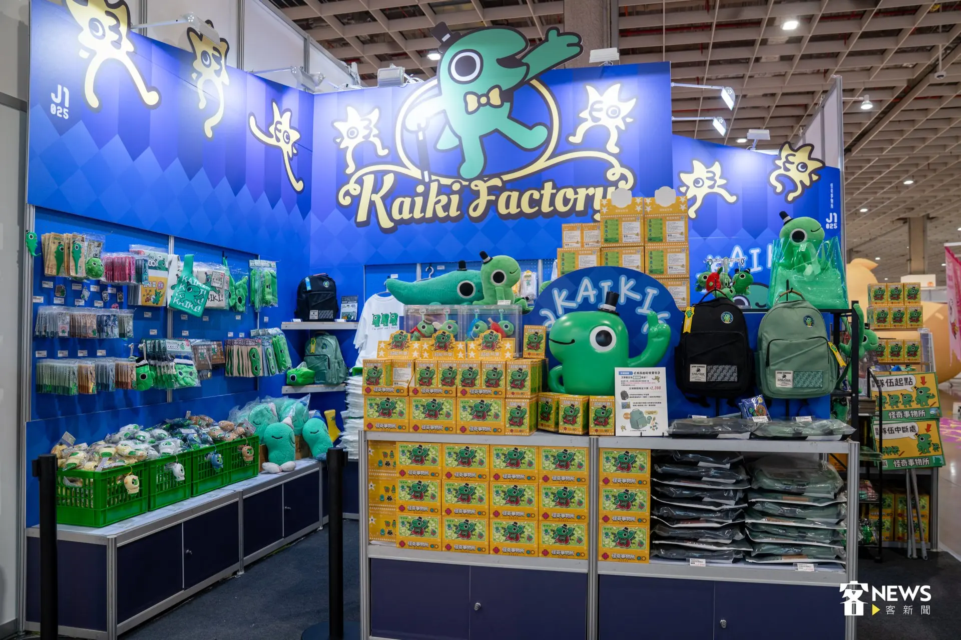 怪奇事務所帶來兩大區展出，此為商品區。簡琬真攝