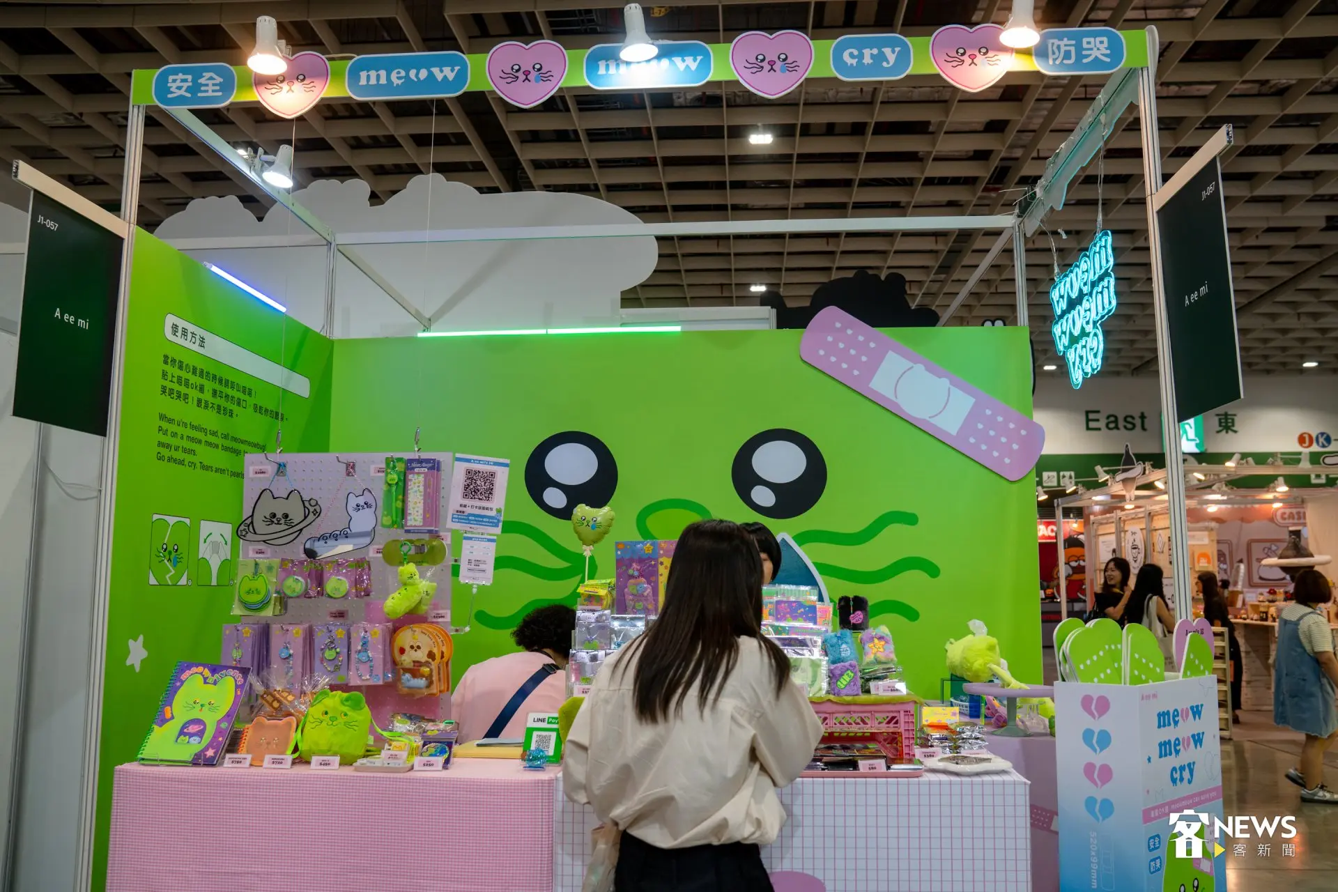 撫慰系動畫品牌「A ee mi」經常透過「喵喵」和「藍狗」的對話，探討生活意義。簡琬真攝