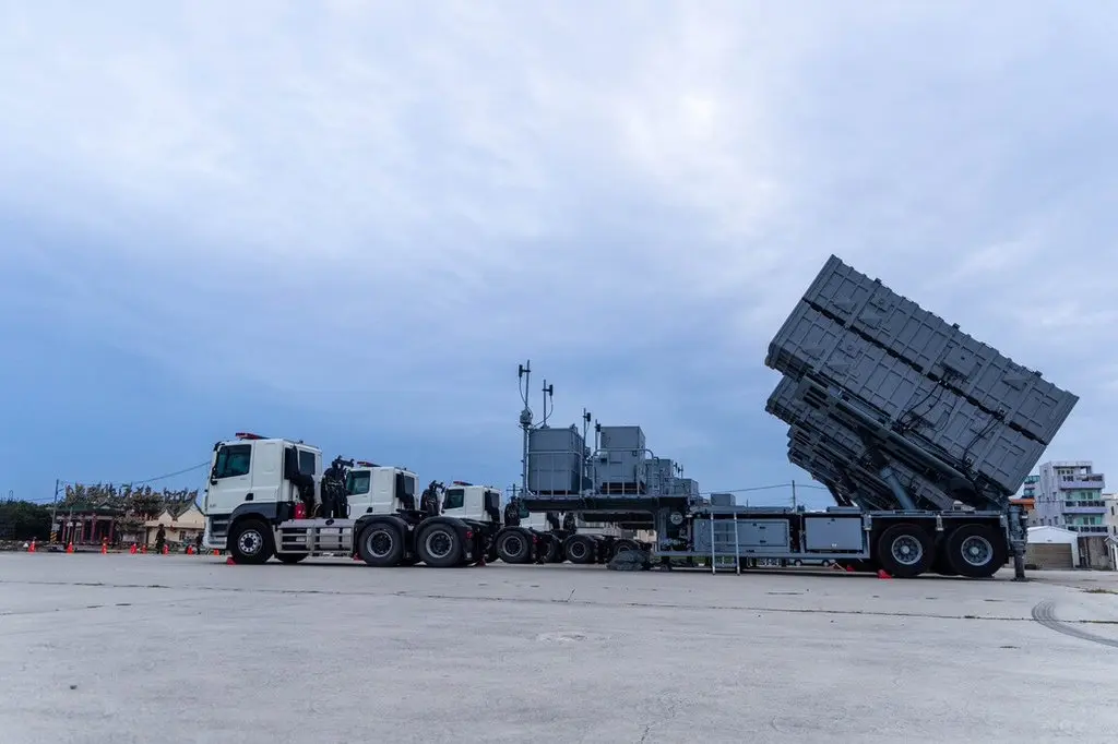 海軍濱海作戰指揮部所屬機動飛彈發射車9日搭載雄風二型、三型反艦飛彈，於澎湖演練接獲命令後迅速至戰術位置，並依目標情資實施聯合火力打擊，扼控關鍵海域。軍聞社提供