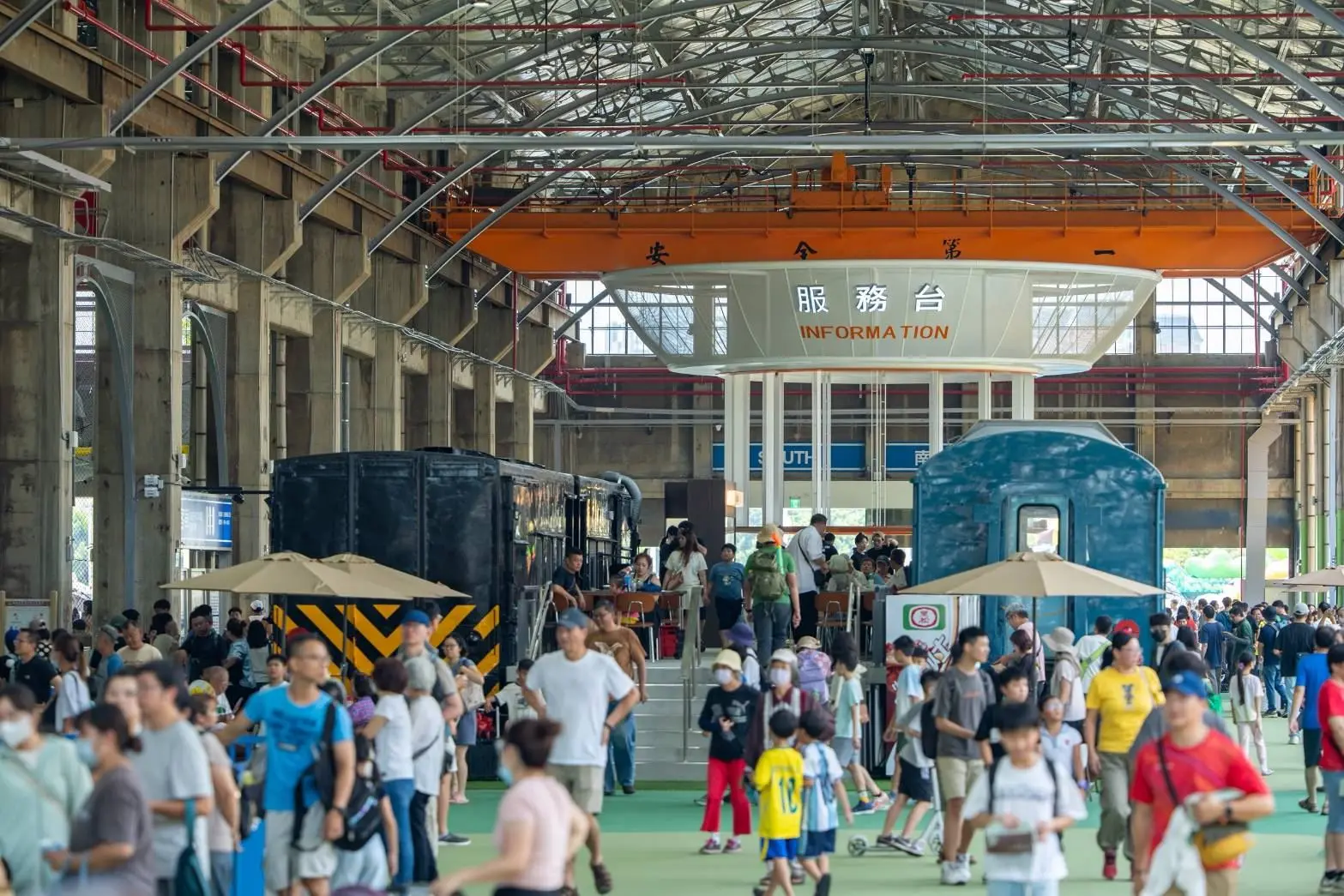 台鐵舊機場變身高雄親子遊樂園區，開幕首日湧3萬人次。高雄市都發局提供