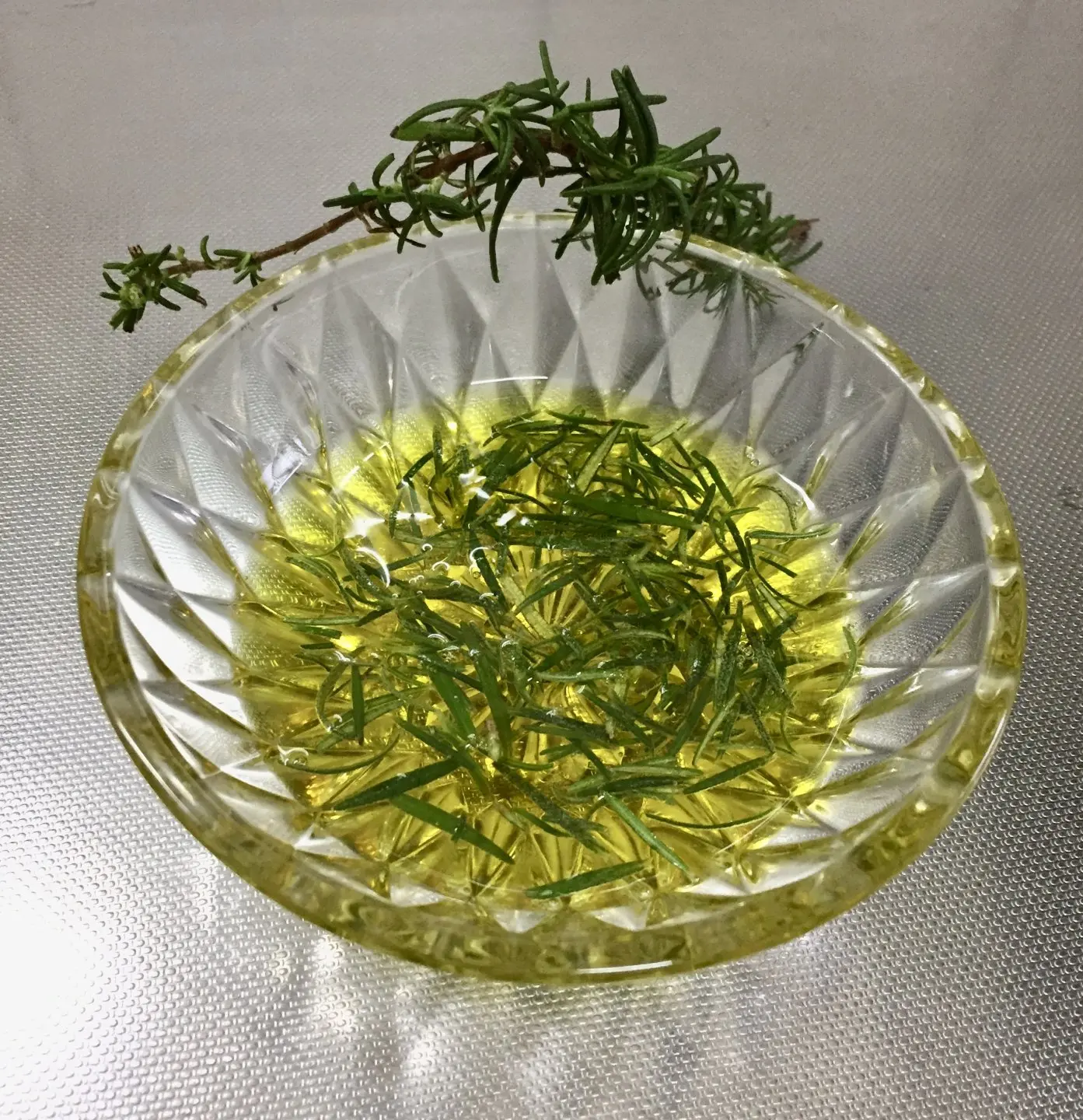 苦茶油的不飽和脂肪酸優於橄欖油，飽和脂肪酸低於橄欖油。蕭秀琴攝