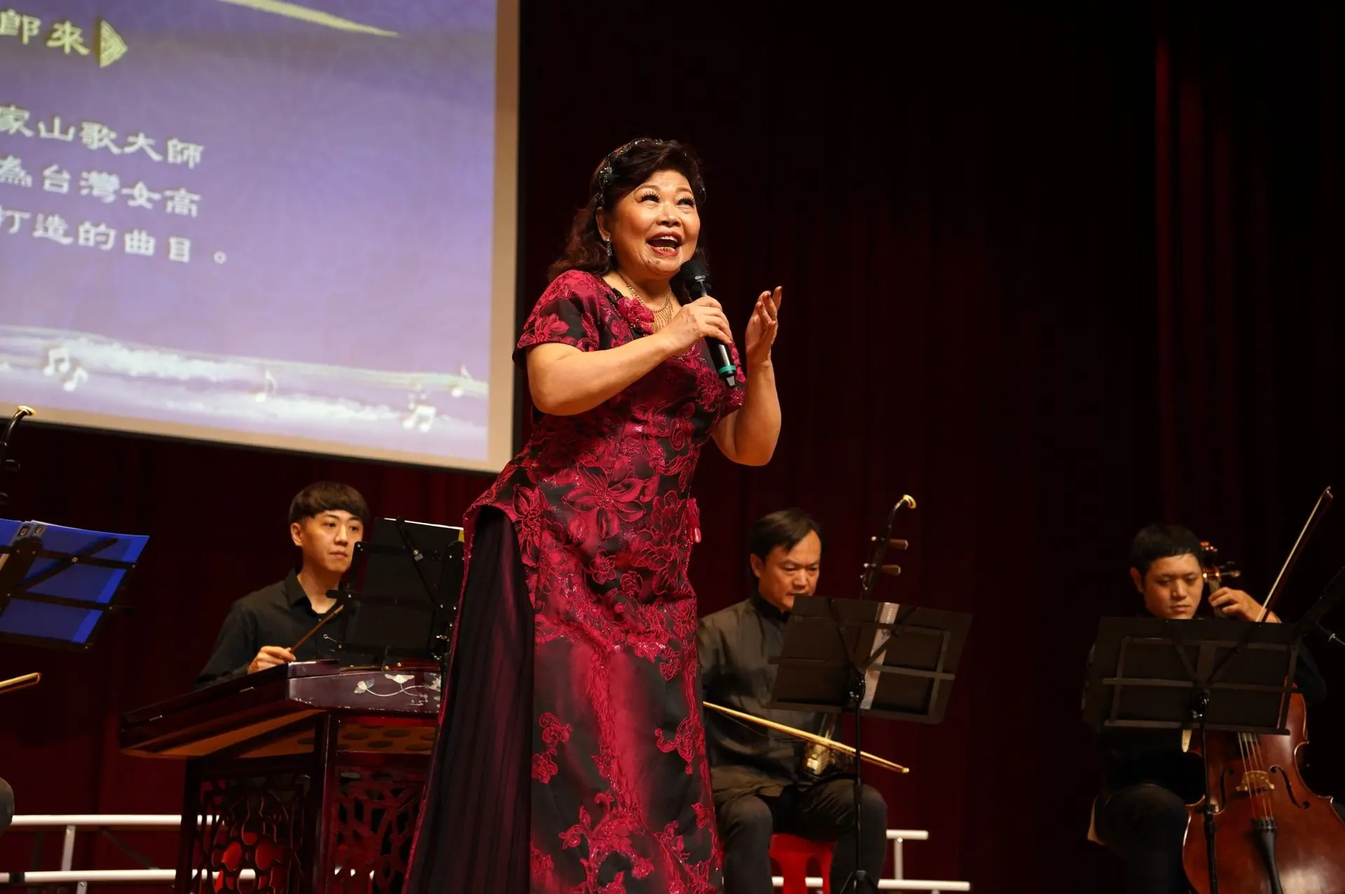 台灣客家山歌團長姜雲玉演唱。竹縣府提供