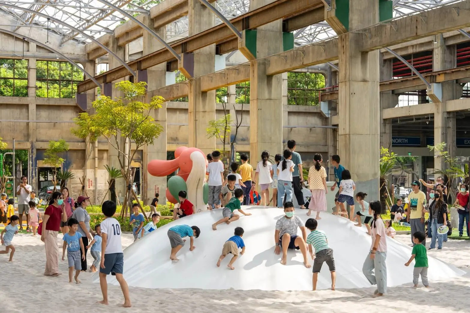 高雄親子遊樂園區8月8日開幕湧現人潮。高雄市都發局提供