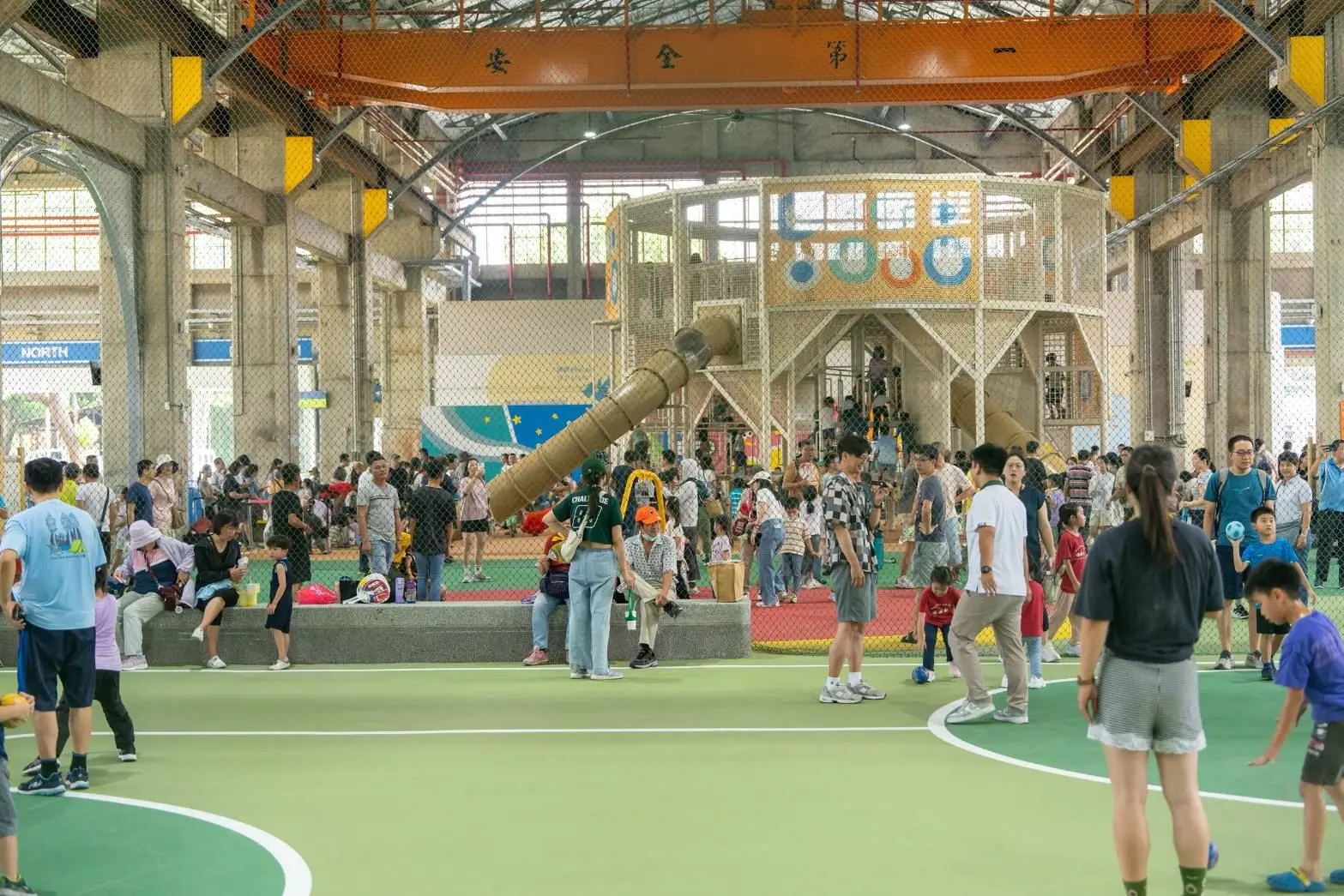 高雄親子遊樂園區8月8日開幕湧現攜家帶眷的人潮。高雄市都發局提供