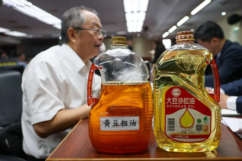 台糖在今天立法院經委會的書面報告中也提到,採取預防性措施,總計2881公噸的相關成品與庫存已下架及管控。圖為台糖公司5日在立法院社會福利及衛生環境委員會備詢準備的油品。中央社