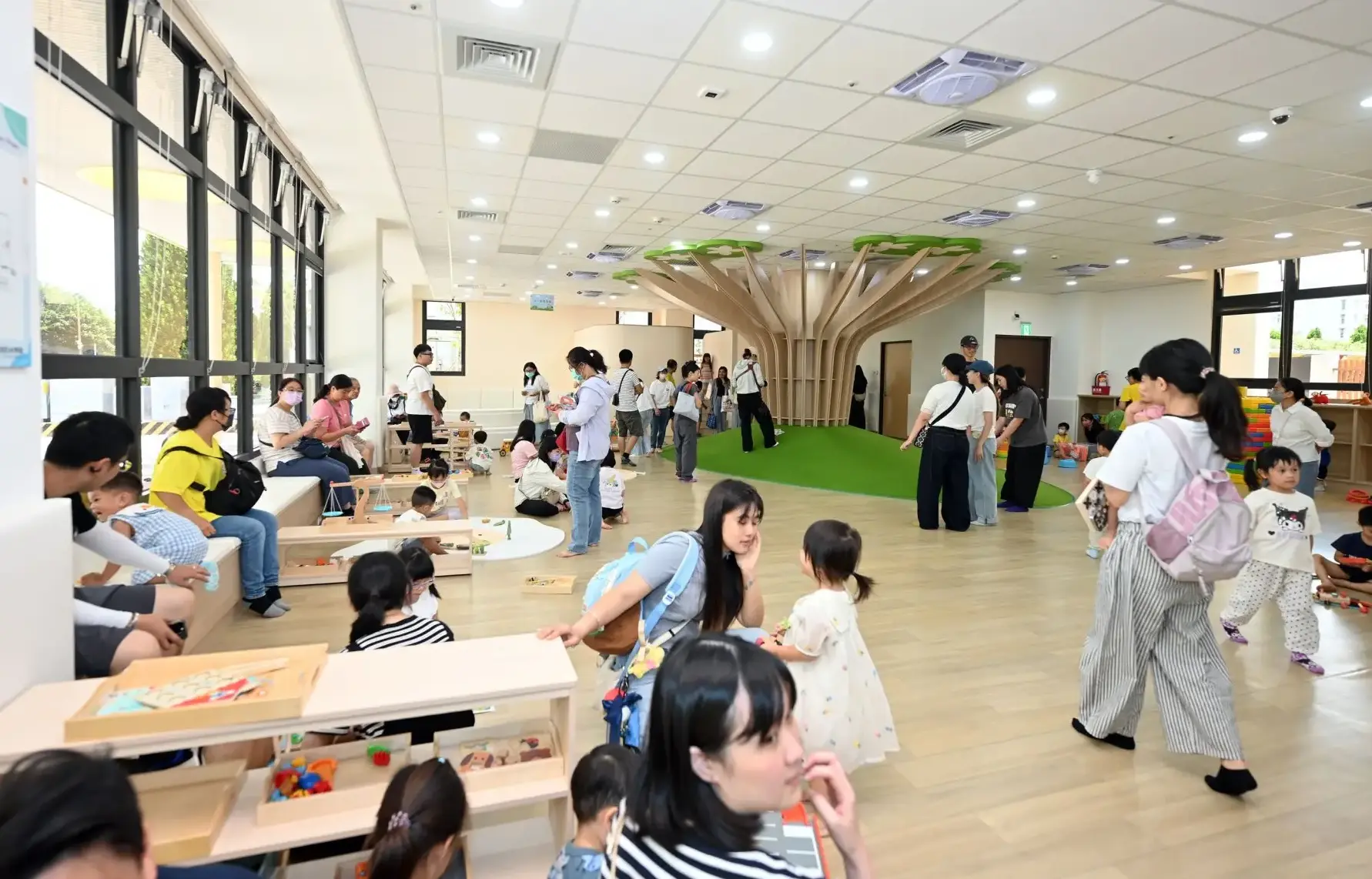 苗栗親子館暨托嬰中心啟用首日吸引許多爸媽帶小孩搶先體驗。苗栗縣政府提供