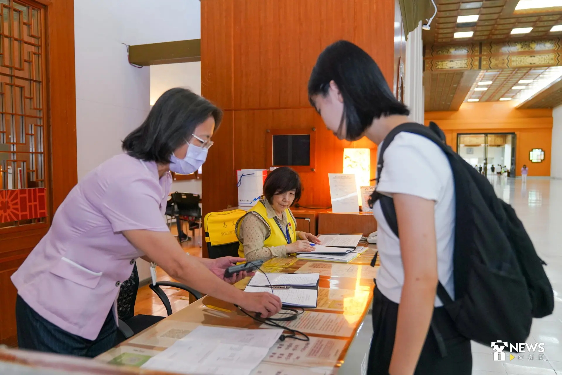 民眾可以到堂內服務台免費借用個人語音導覽機。洪藝晅攝