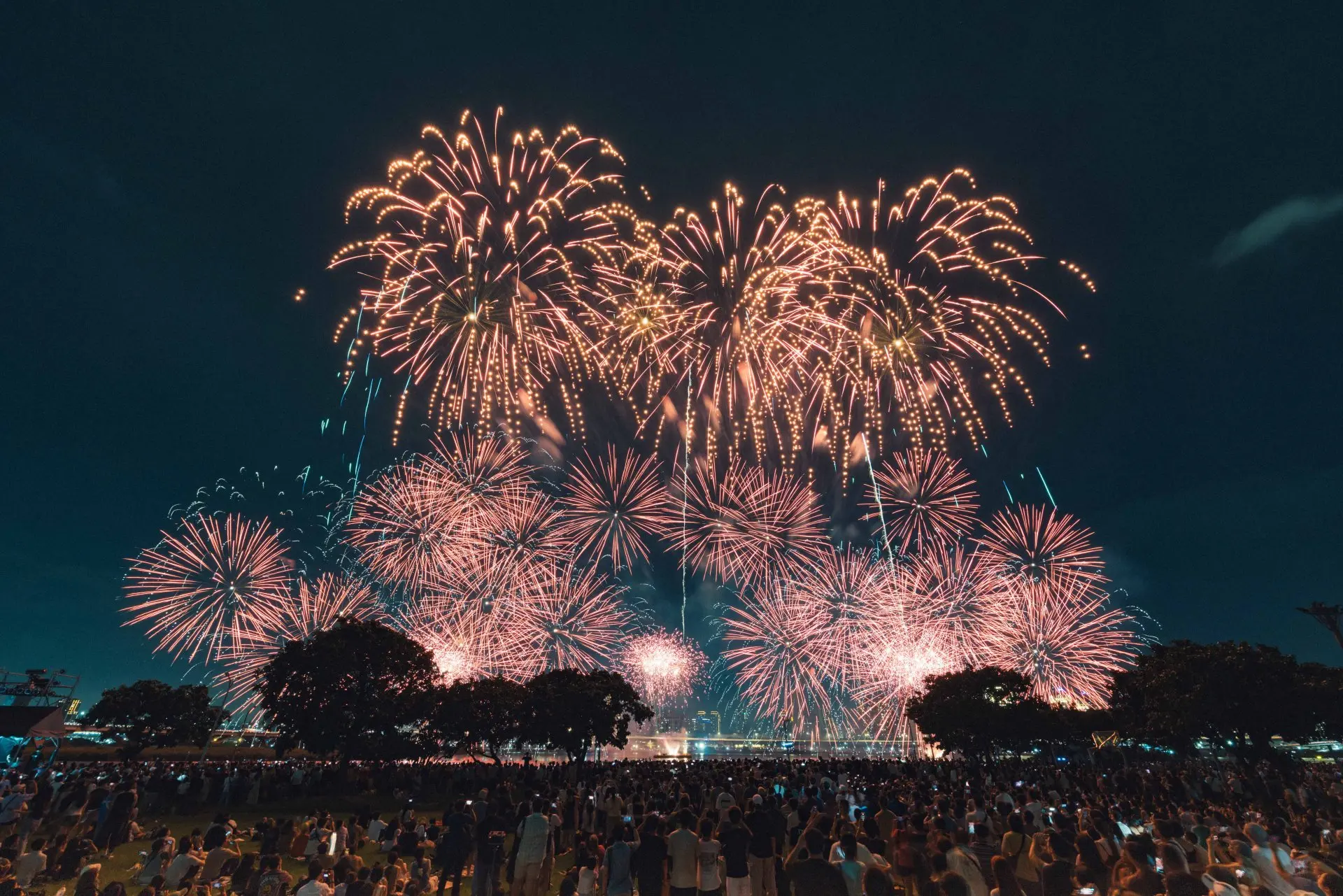 「2026大稻埕夏日節」8月15日壓軸場將有無人機燈光展演、8分鐘主題煙火及精彩舞台演出。臺北市政府觀光傳播局提供