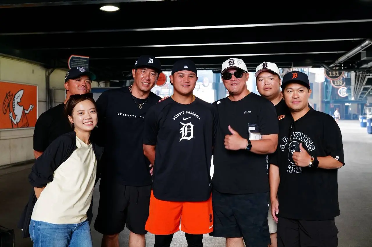 9年前,李灝宇也曾以同樣身分造訪老虎隊主場,當時還許下心願,希望有朝一日能站上老虎隊主場出賽,如今夢想成真,也換他接待來自家鄉的新明國中學弟。翻攝自老虎隊 Threads
