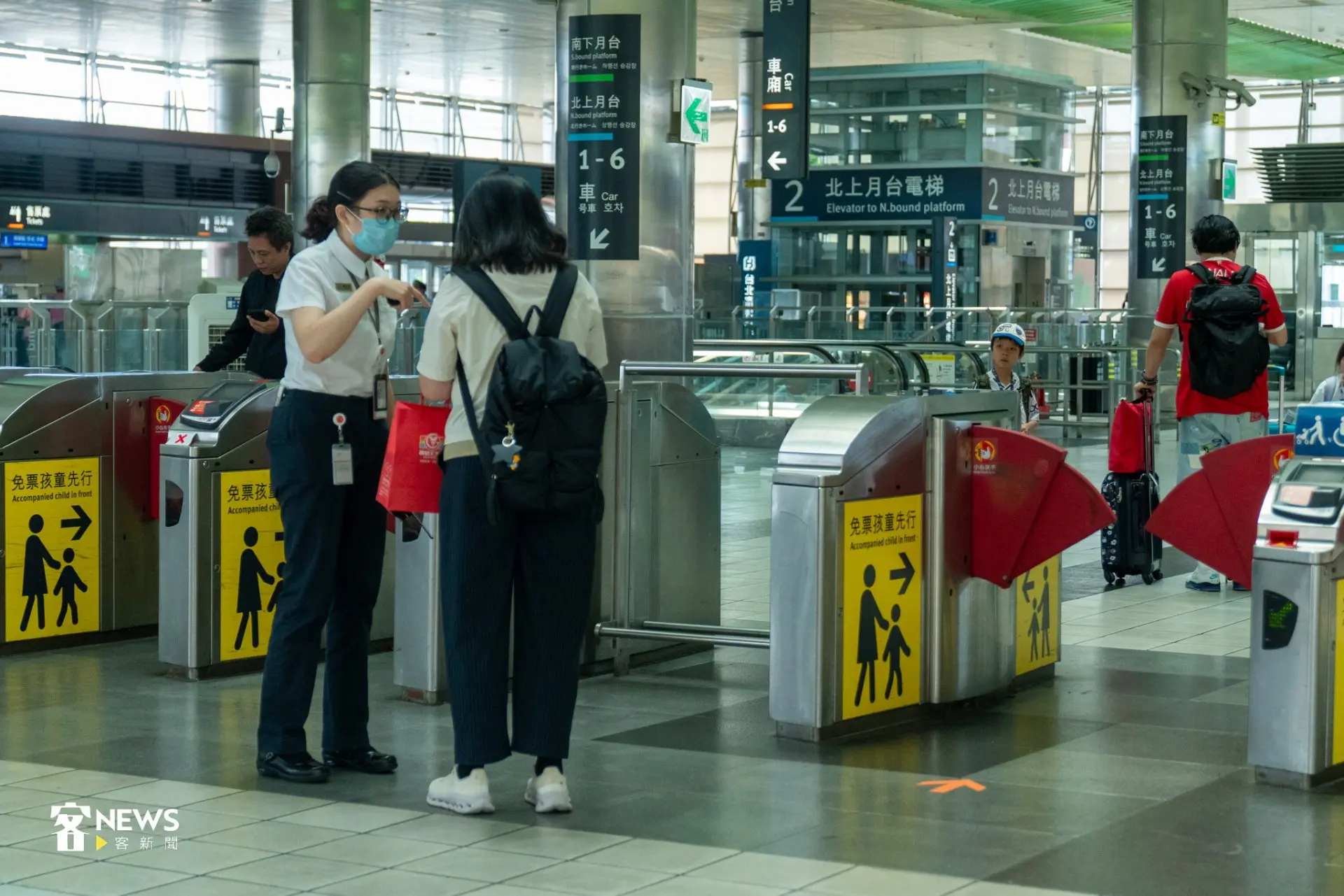 演習期間桃園高鐵站站務人員現場協助旅客，並配合出入口管制措施。李宥妍攝
