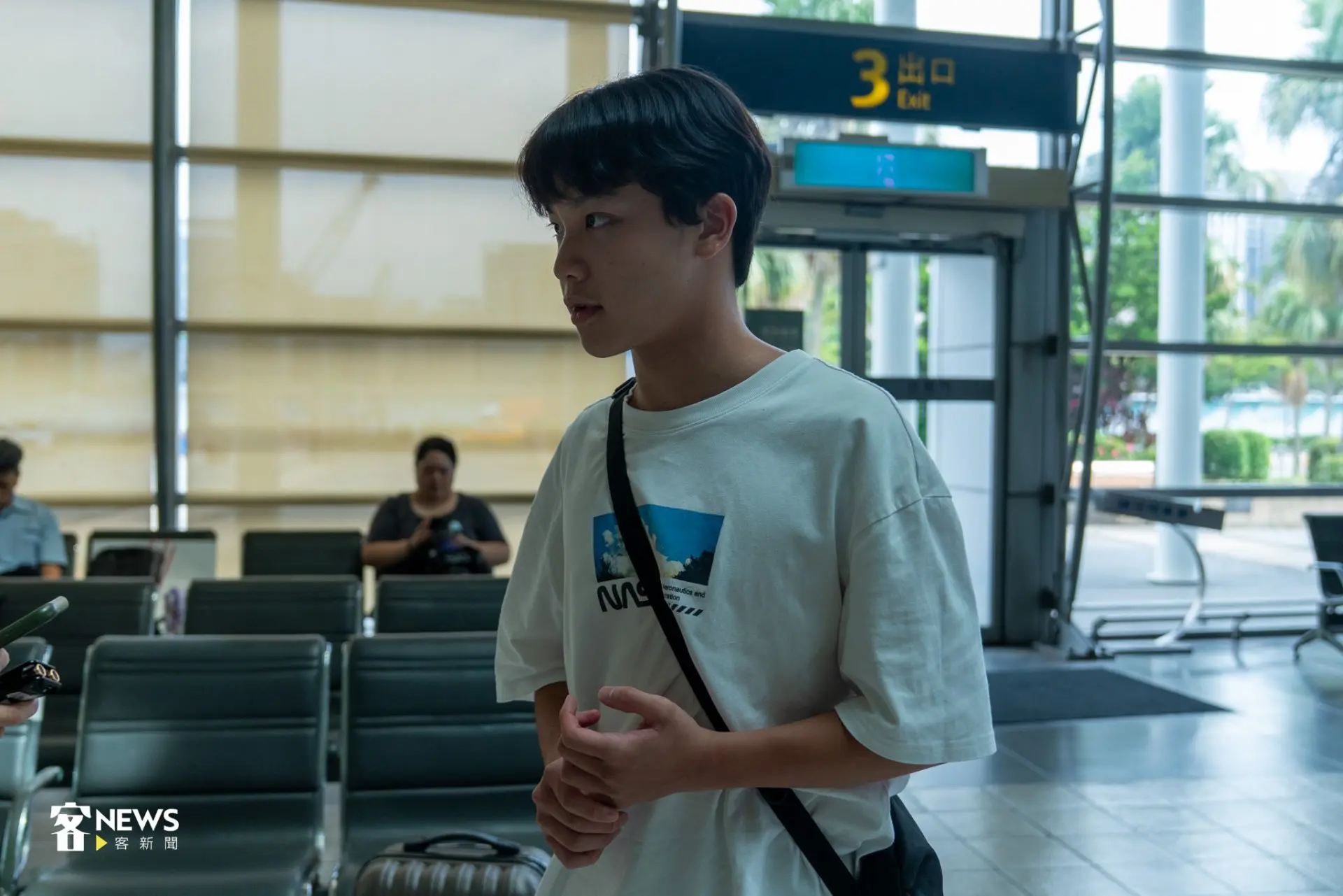 17歲的唐同學規劃在站內等待城鎮韌性演習時段過去再搭車離開。李宥妍攝