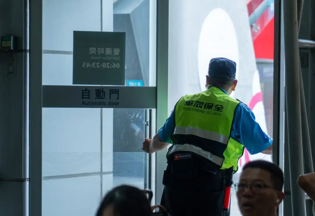 城鎮韌性（防空）演習期間，桃園高鐵站實施出入口管制，站外民眾趕著進站，現場警衛連聲喊「趕快、趕快」。李宥妍攝