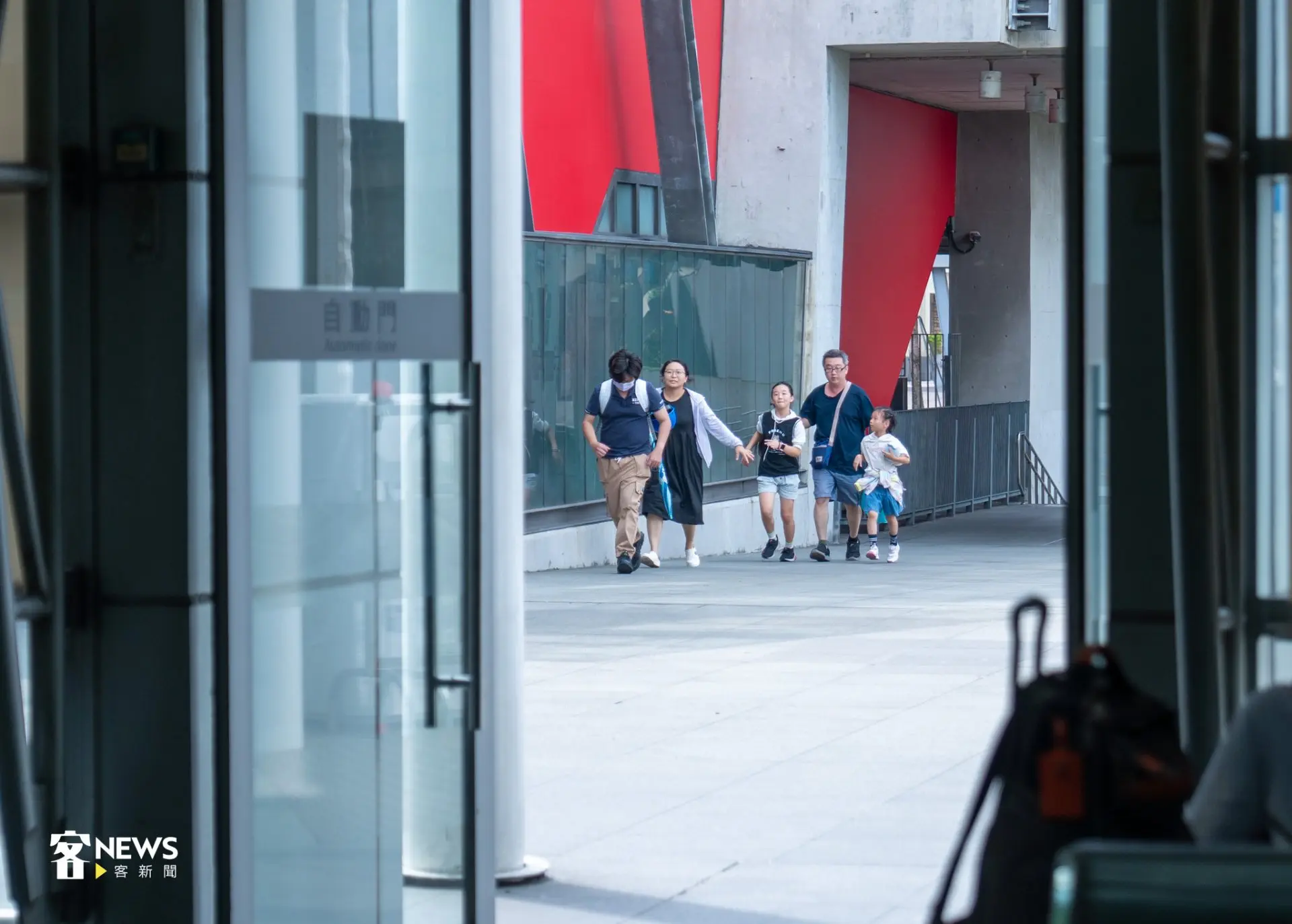 北部7縣市城鎮韌性演習今（13）天下午登場，接近2時30分，路上行人奔跑至高鐵站內。李宥妍攝