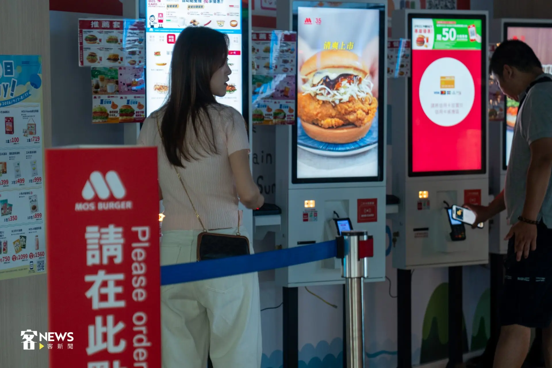 城鎮韌性演習時段，桃園高鐵站內餐飲店點餐機不受影響，不過行動支付、掃碼點餐則受行動網路降速演練無法進行。李宥妍攝