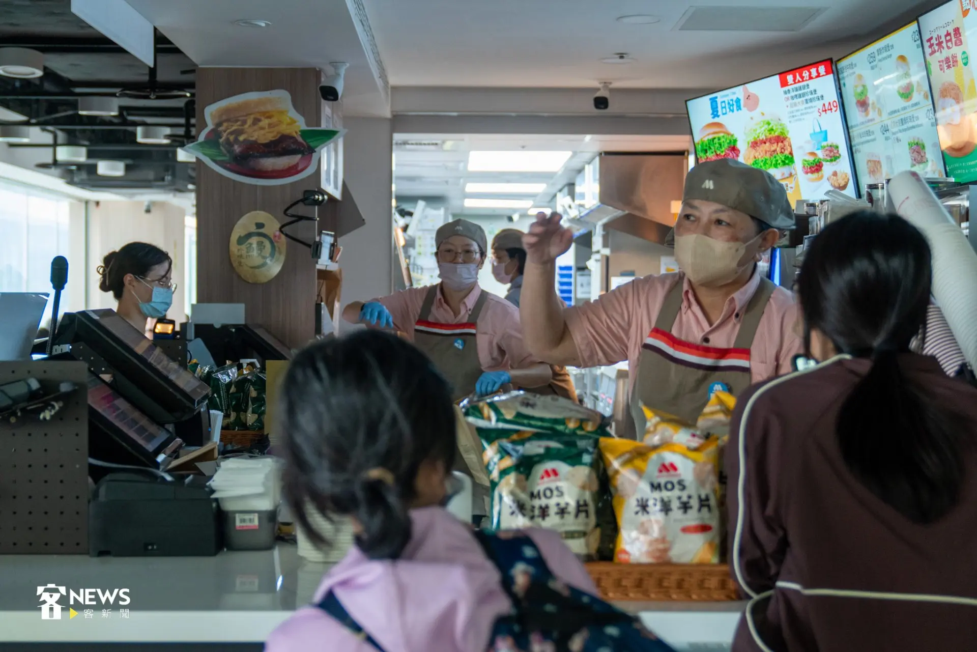 桃園高鐵站摩斯漢堡配合演習措施，店內提前關燈，餐點服務維持正常。李宥妍攝