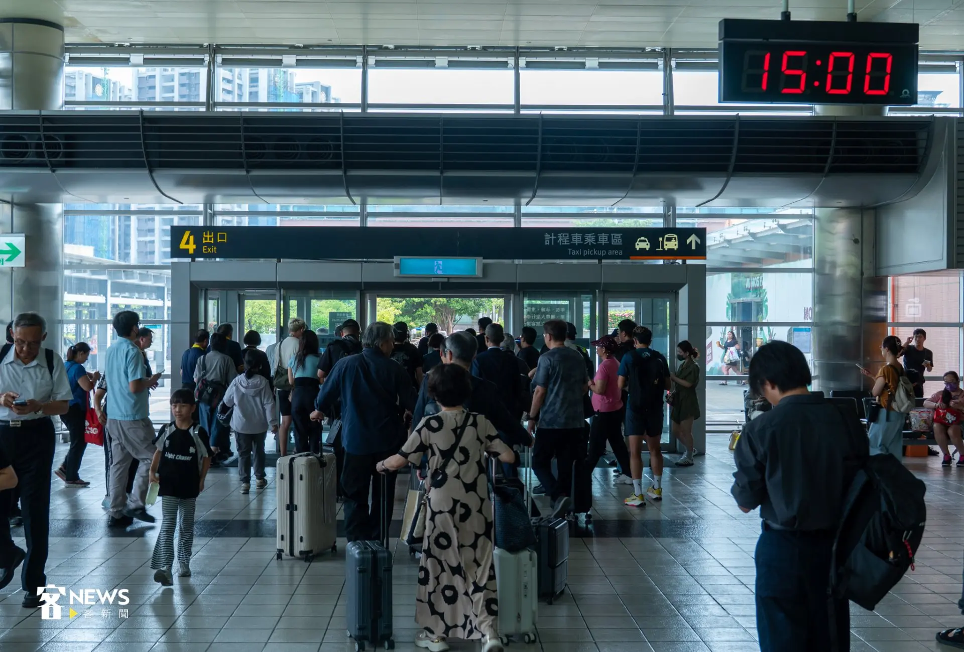 下午3時一到，桃園高鐵站內旅客隨即離開前往下一行程。李宥妍攝