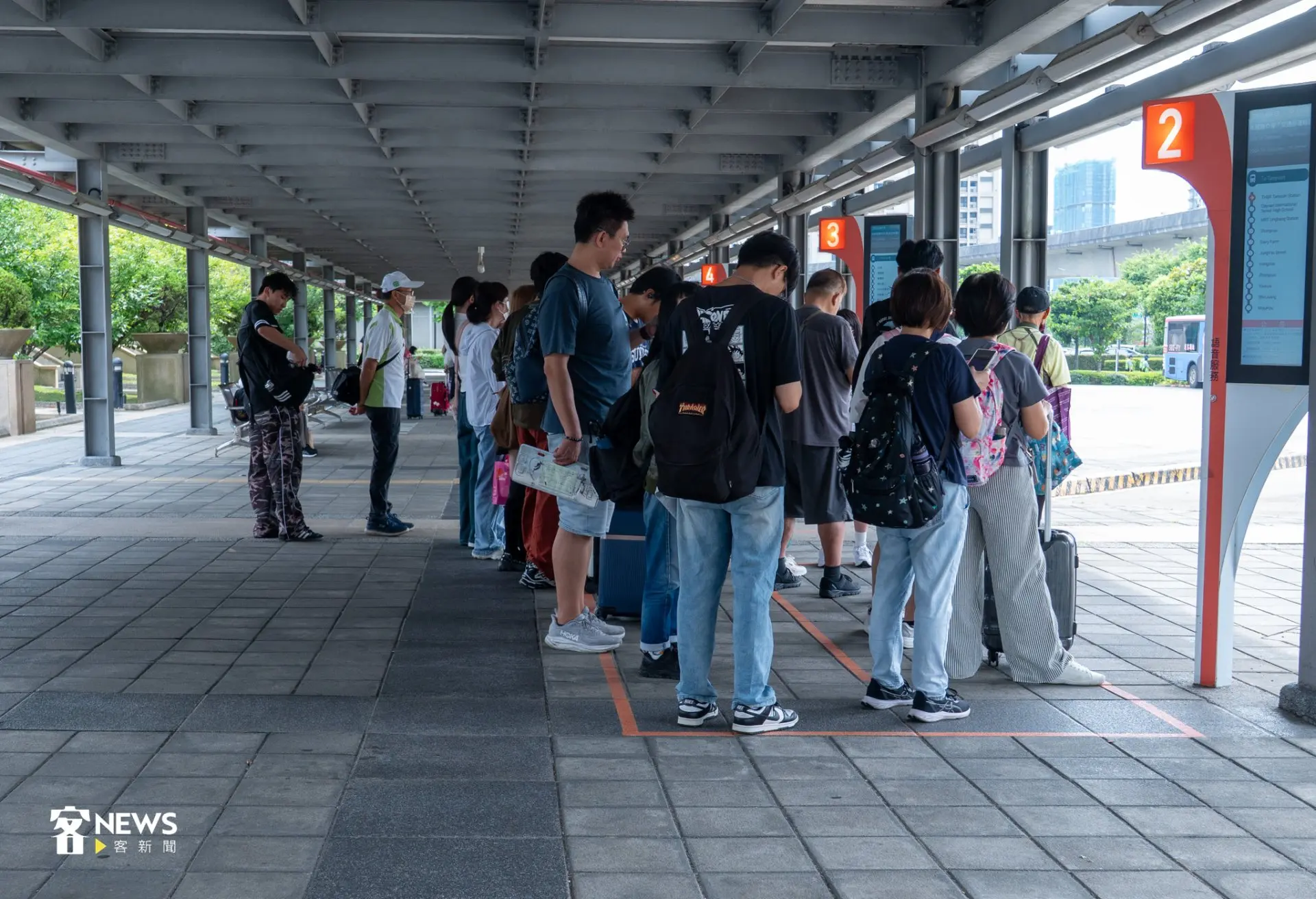 城鎮韌性（防空）演習，桃園高鐵站外公車站配合交通管制，接駁公車暫停行駛，候車民眾需調整行程。李宥妍攝