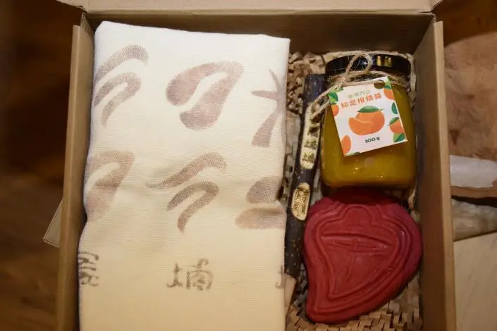 「伍柿山蟻窩文化工作室」則推出「紅粄肥皂DIY」，將客庄熟悉的米食記憶，轉化為可以帶回家的創意手工皂。財團法人臺灣歌仔戲推廣基金會提供