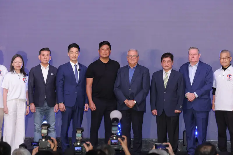 2027年WBSC世界12強棒球賽預複賽暨2028年洛杉磯奧運資格賽舉辦權發布記者會17日下午在台北舉行，中華民國棒球協會理事長辜仲諒（左4）、台北市長蔣萬安（左3）、世界棒壘球總會（WBSC）會長法卡利（Riccardo Fraccari）（右4）、運動部次長洪志昌（右3）、下任中華棒協理事長周玲妏（左）等人出席。中央社