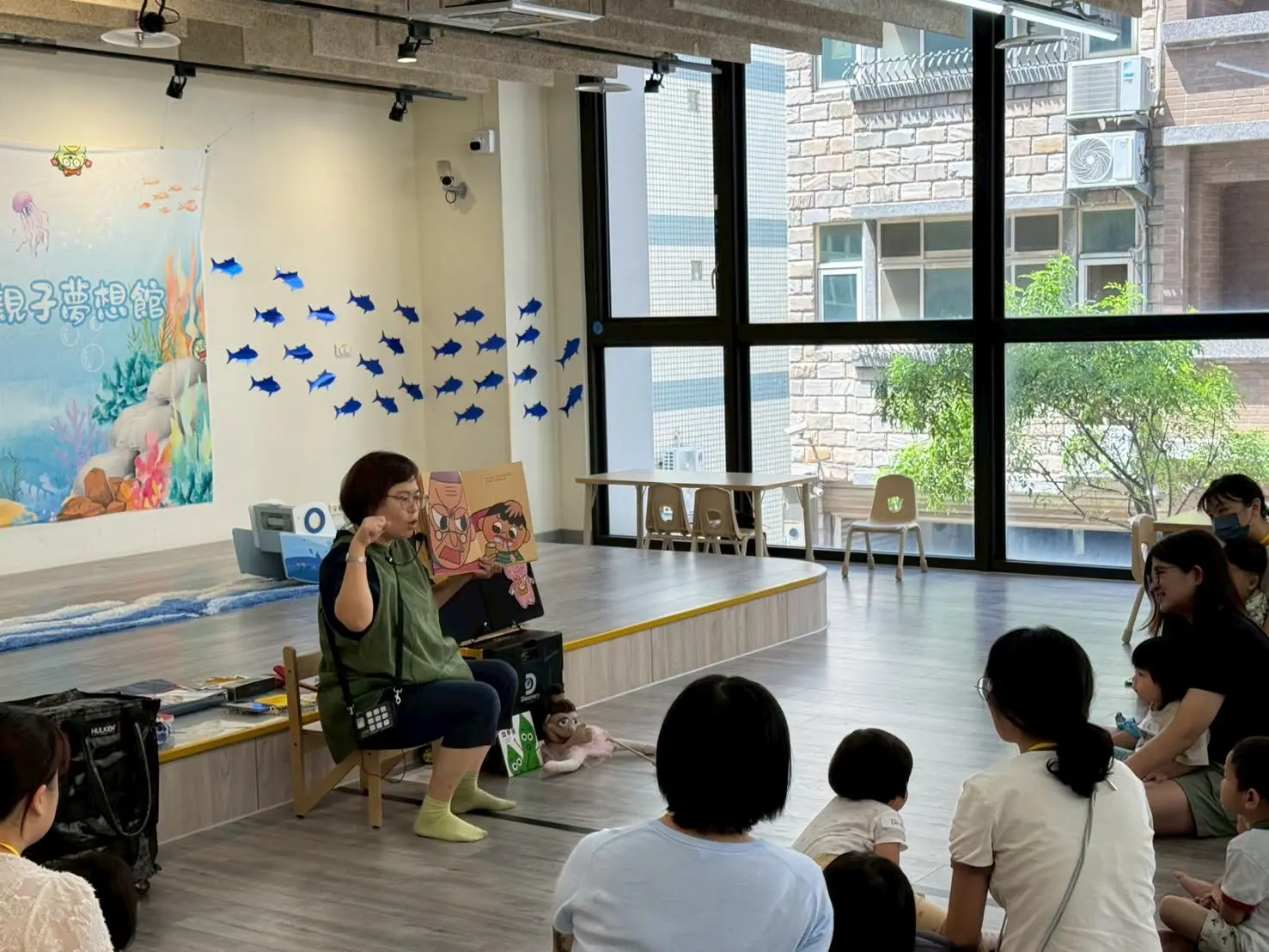 客語薪傳師劉淑萍老師透過故事,將客語融入生活中,圖為日前在親子夢想館活動照片。新竹縣政府提供
