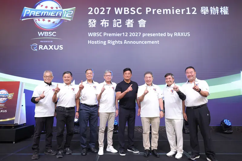 2027年WBSC世界12強棒球賽預複賽暨2028年洛杉磯奧運資格賽舉辦權發布記者會17日下午在台北舉行，1984年曾代表台灣出征洛杉磯奧運的棒球隊成員楊清瓏（左起）、曾智偵、高英傑、郭泰源、趙士強（右起）、吳俊達、林華韋出席，與棒球協會理事長辜仲諒（右4）合影留念。中央社