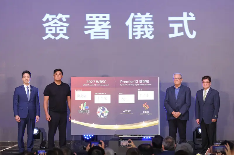2027 WBSC 世界12強棒球賽預複賽暨2028洛杉磯奧運資格賽舉辦權發布記者會17日下午於台北舉行，中華民國棒球協會理事長辜仲諒（左2）、台北市長蔣萬安（左1）、世界棒壘球總會（WBSC）會長法卡利（Riccardo Fraccari）（右2）、運動部次長洪志昌（右1）於簽署儀式合影。中央社