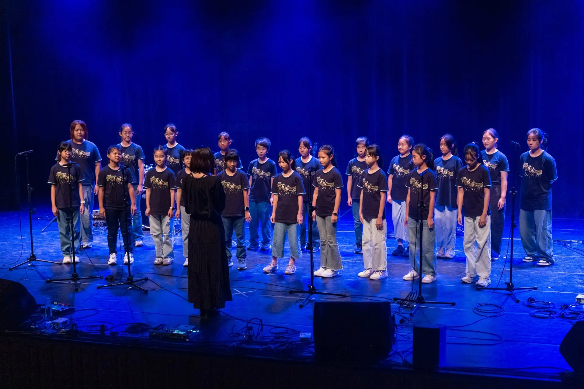 台北市民權國小學生跨縣市交流,登台演唱客家歌曲。北市客委會提供