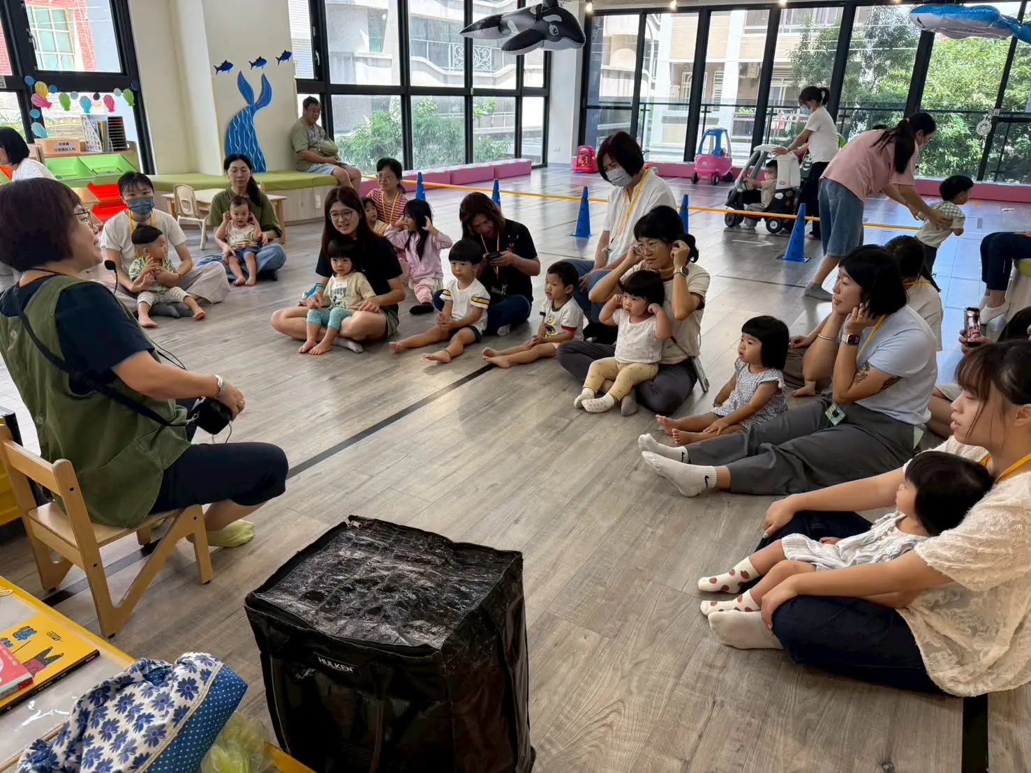 客語薪傳師劉淑萍老師透過故事,將客語融入生活中,圖為日前在親子夢想館活動。新竹縣政府提供